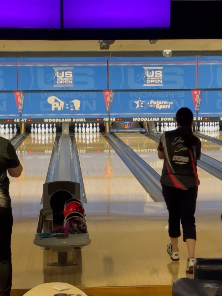 Li Jane Sin seems to enjoy bowling at Woodland! She won the 2024 U.S. Women’s Open in this building and is the leader after Qualifying Round 4! Jordan Snodgrass is right on her heels in 2nd place!