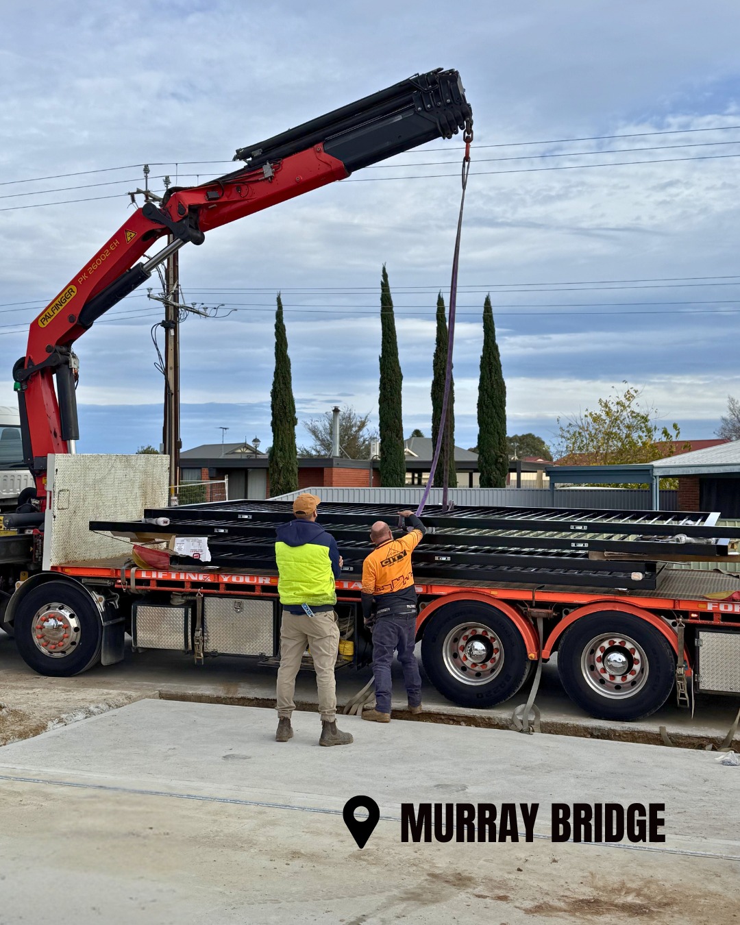 In-progress pics, out at Australia Post in Murray Bridge, craning in some new gates 🏗️
We can’t wait to share the finished shots once the install is complete 🙌
#Gates #Realfence #SouthAustralia