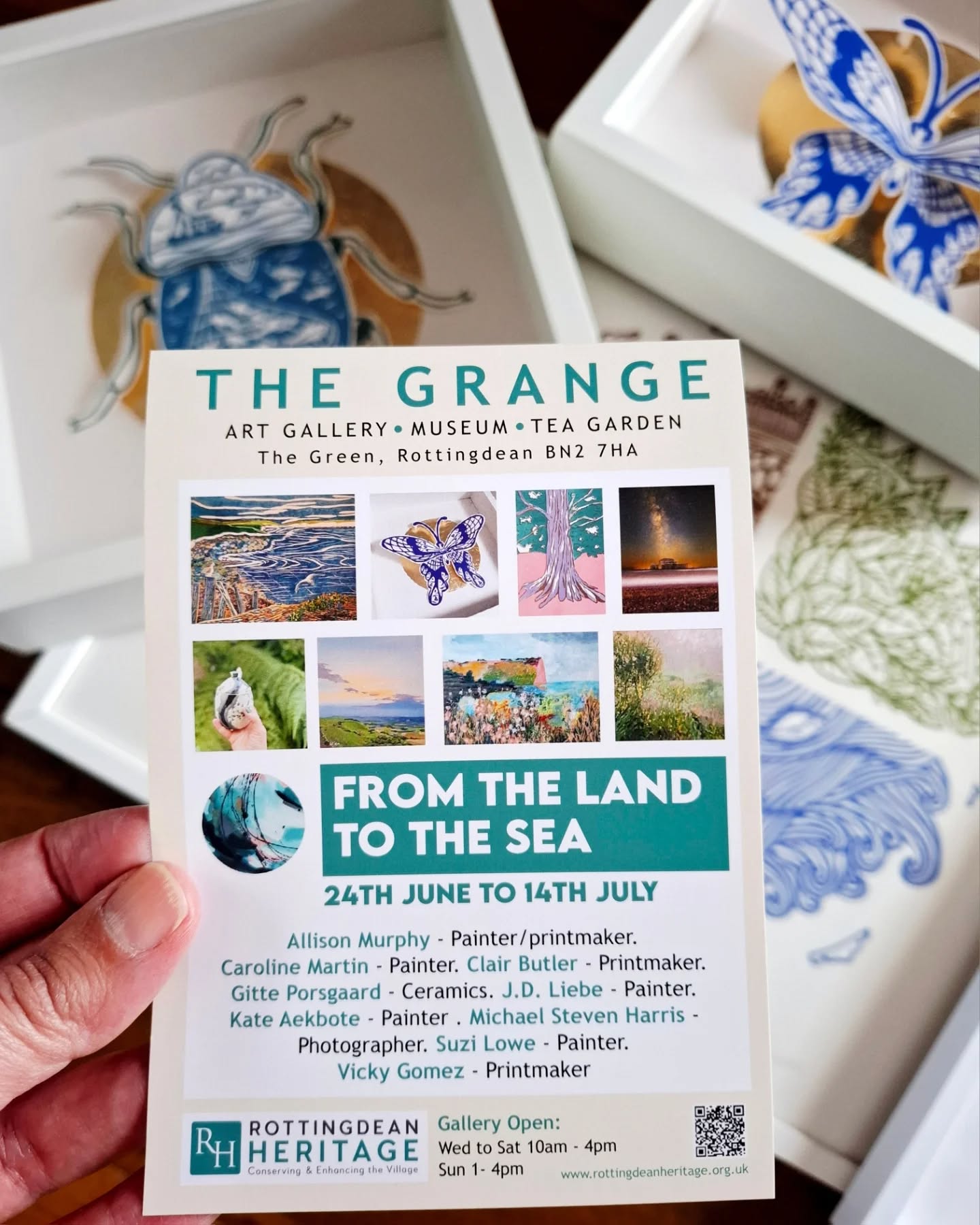 No long before our exhibition ‘From the Land to the Sea’ opens at #thegrangegallery
7 other artists/creatives will be taking part with me and @all.is.on.art in this exhibition.
Photographer @michaelstevenharris, ceramist @gp.keramik, painters @katarzyna_aekbote , @suzibythesee, @carolinemartinart and @jdliebe.
And of course our @printcaveartcore and fellow printmaker @clairbutler_clairyb
Come and visit us from Wed 24th June until 12th July Wed-Sun.
.
.
.
@rottingdeanheritage #groupexhibition #Rottingdean #artexhibition #affordableart