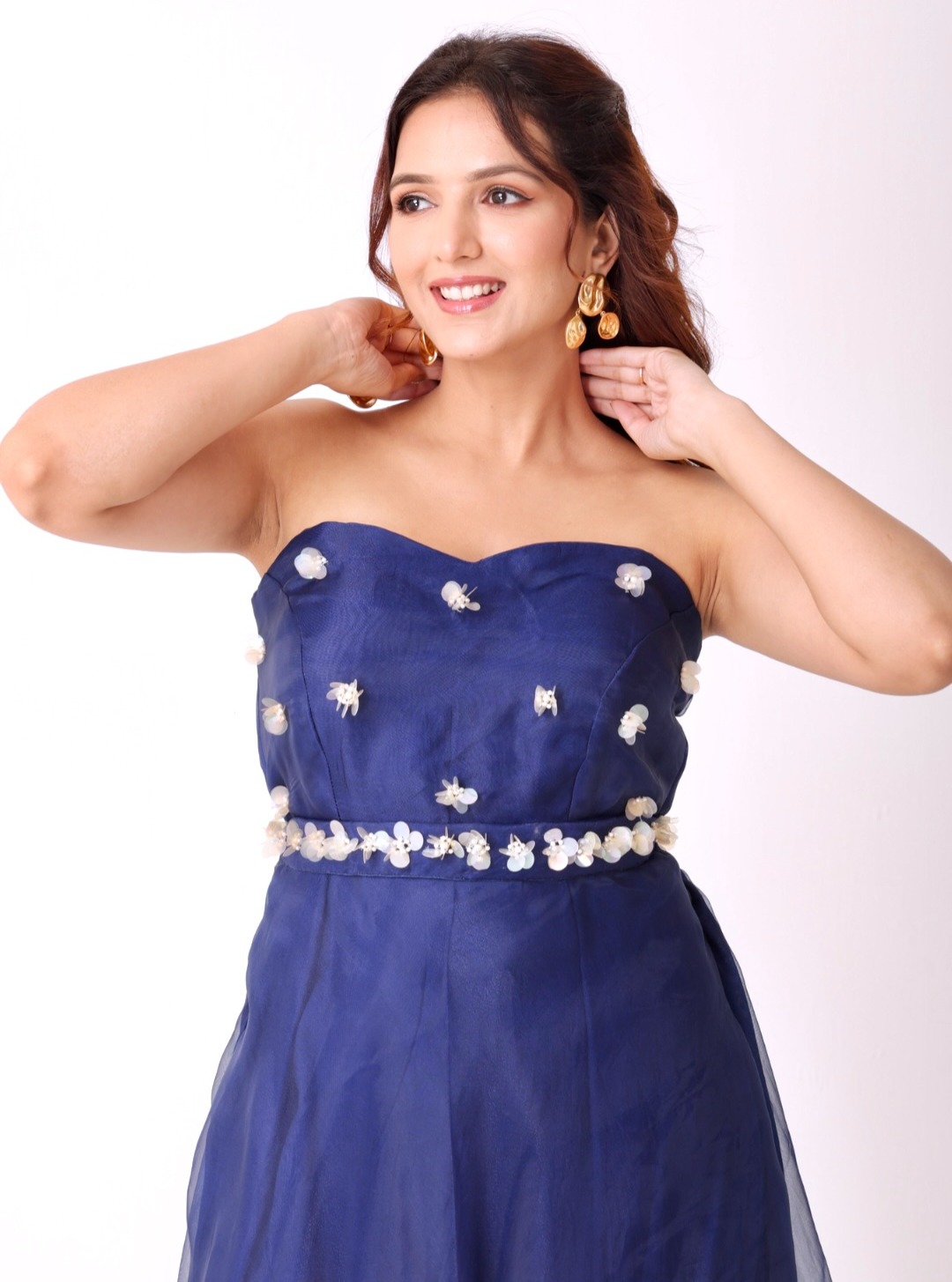Effortless elegance, handcrafted to perfection. ✨💙🤍
A strapless navy & ivory floral midi dress adorned with delicate hand embroidery and a statement belt—perfect for every special occasion.
#namitasharmalabel #handembroidereddress #floralmididress #straplessdress #mididress #luxuryfashion #indiandesignerwear #weddingguestdress #occasionwear #designerdress
