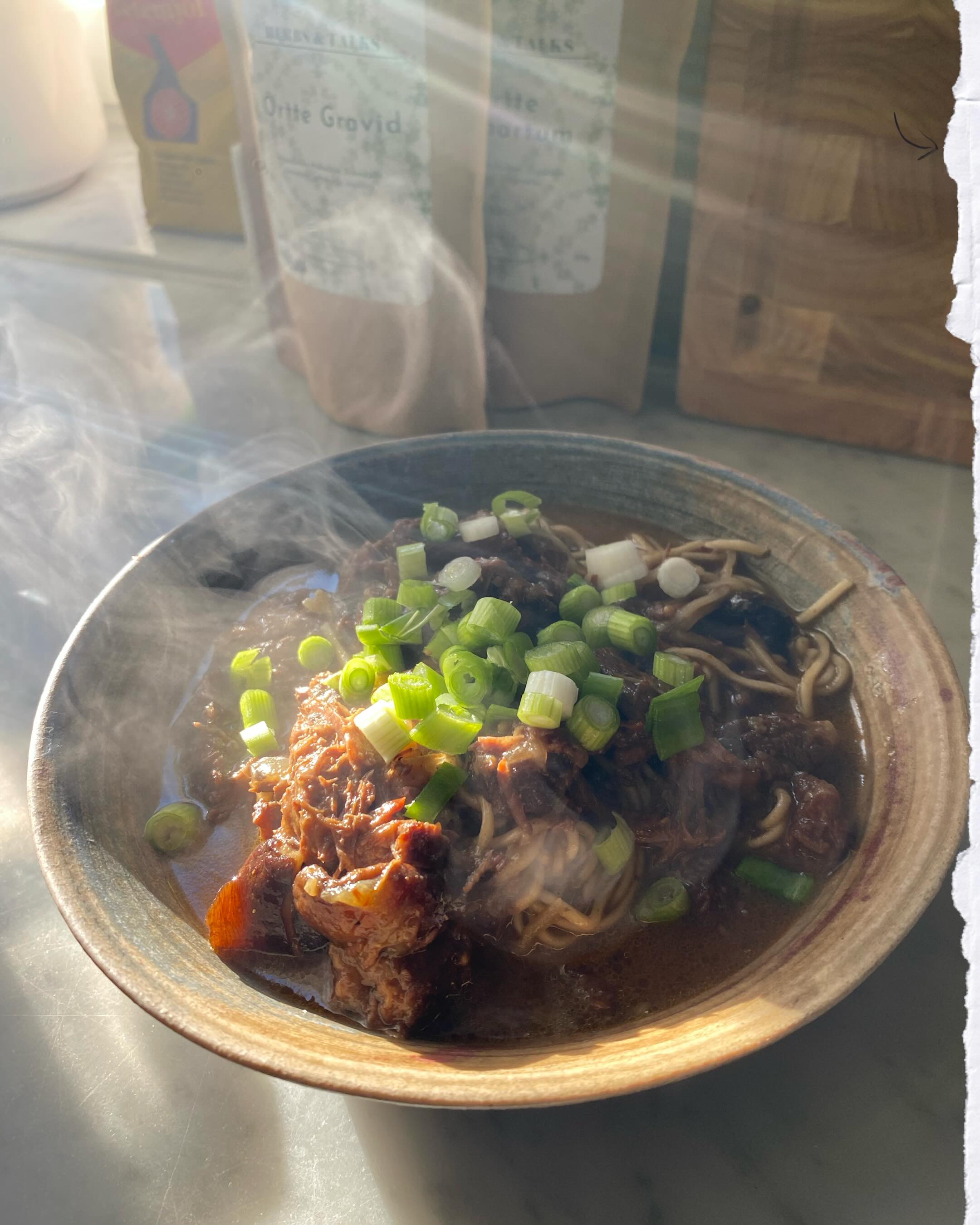 Lite av den mat jag lagat den här månaden:
🧚🏼♀️Högrevscurry med ramennudlar
🧚🏼♂️Buljong på huang qi (astragalus), jujube och shiitake
🧚🏼Råriscongee med shiitake och ägg
🧚🏼♀️Eggdrop soup
🧚🏼♂️Kycklinglårfilé, wood ear (judasöra) och bok choi med råris
Nu längtar jag efter gubbröra, prostasill och färskpotatis 😋 Glad midsommar!🌸🌿
