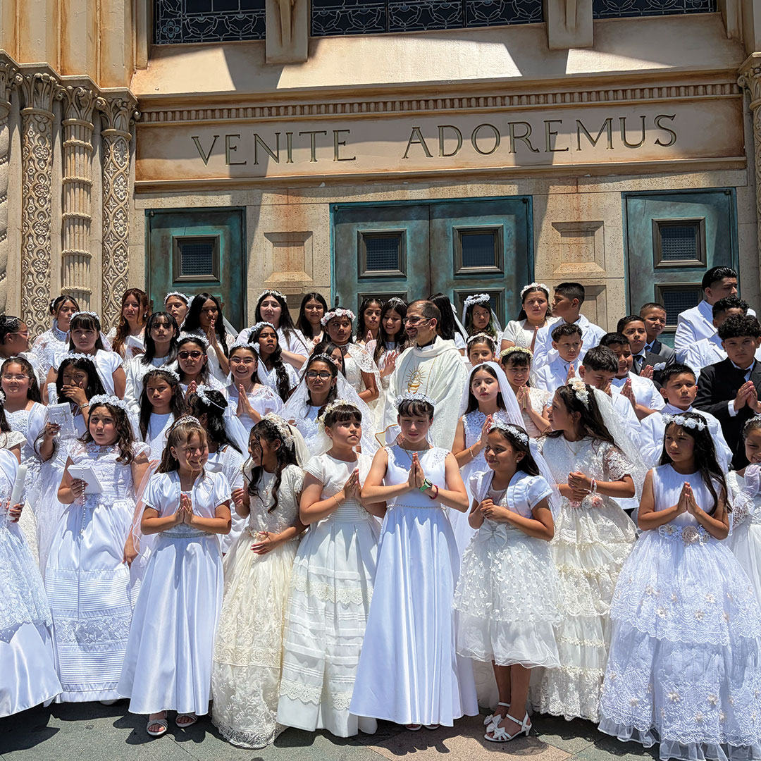 This past weekend, we concluded with our final First Communion liturgies! This year, 314 candidates received the Sacrament of First Communion. We thank all the candidates, parents, catechists, and team for their hard work!
¡El fin de semana pasado concluimos la celebración de nuestras últimas misas de Primera Comunión! Este año, 314 candidatos recibieron el sacramento de la Primera Comunión. ¡Agradecemos a todos los candidatos, padres, catequistas y al equipo por su gran labor!