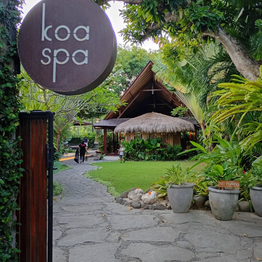2日前にバリ島の海沿いの街サヌールへ移動
朝はKoa spa&YOGA。バリ人の先生で、シバナンダスタイル。スコーピオンポーズにチャレンジさせてもらって楽しかった💛
帰りにウミガメ保護施設に
立ち寄り、お友達推薦のレンボンガン島へ。
高速船がめちゃくちゃ揺れる。
無事着いたあとはマングローブの林へ行ってあとはビーチでゆったり
ずっと見たいと思っていた、 Santosha Yoga のセンターも見れました!
帰りはまた激揺れの高速船。。。。