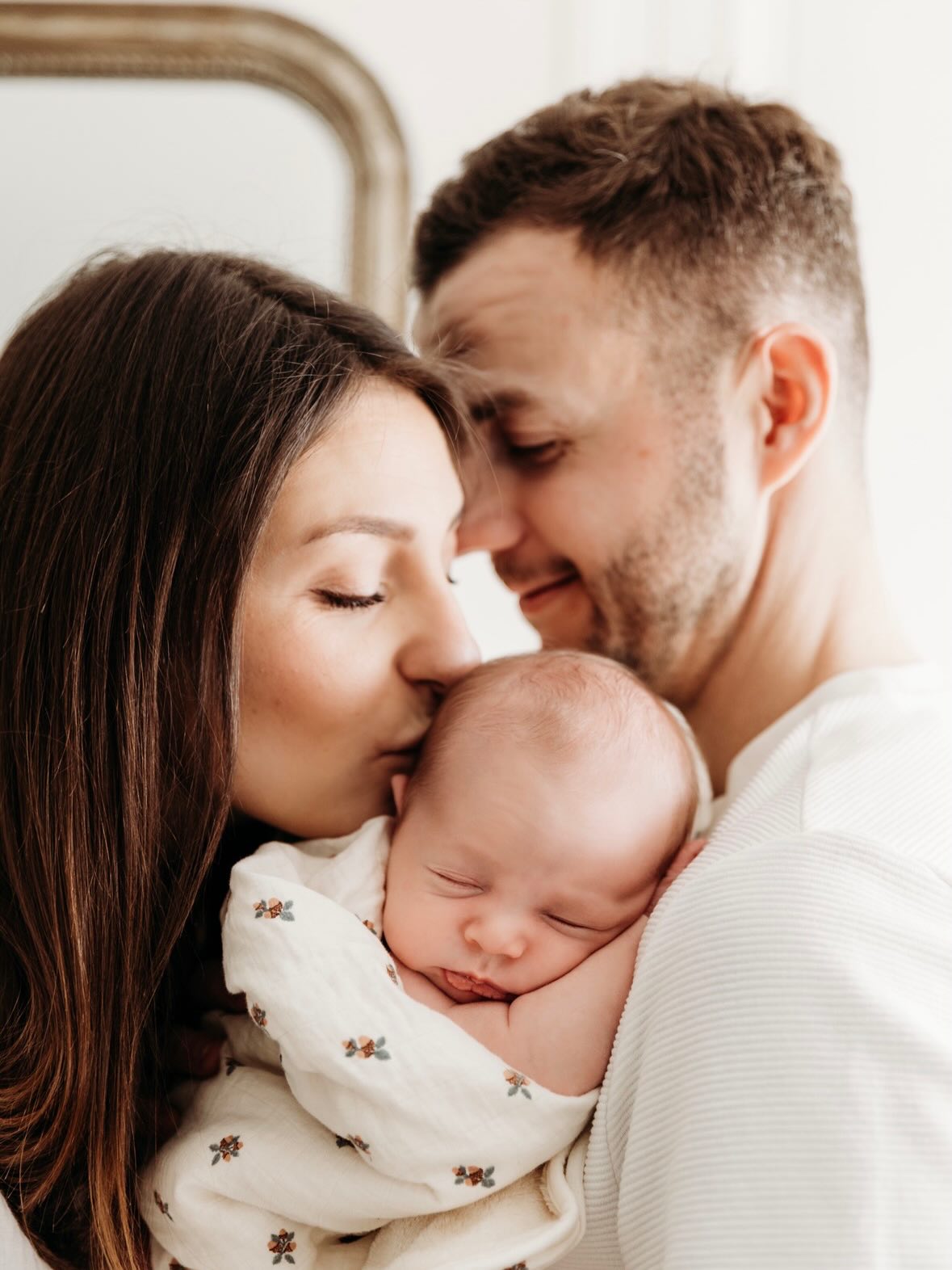 Leur premier cocon. Chez eux, dans la lumière du matin, avec Adèle ❤️
#photographerouen #photographenormandie #maman #maternité #photoshootnouveauné