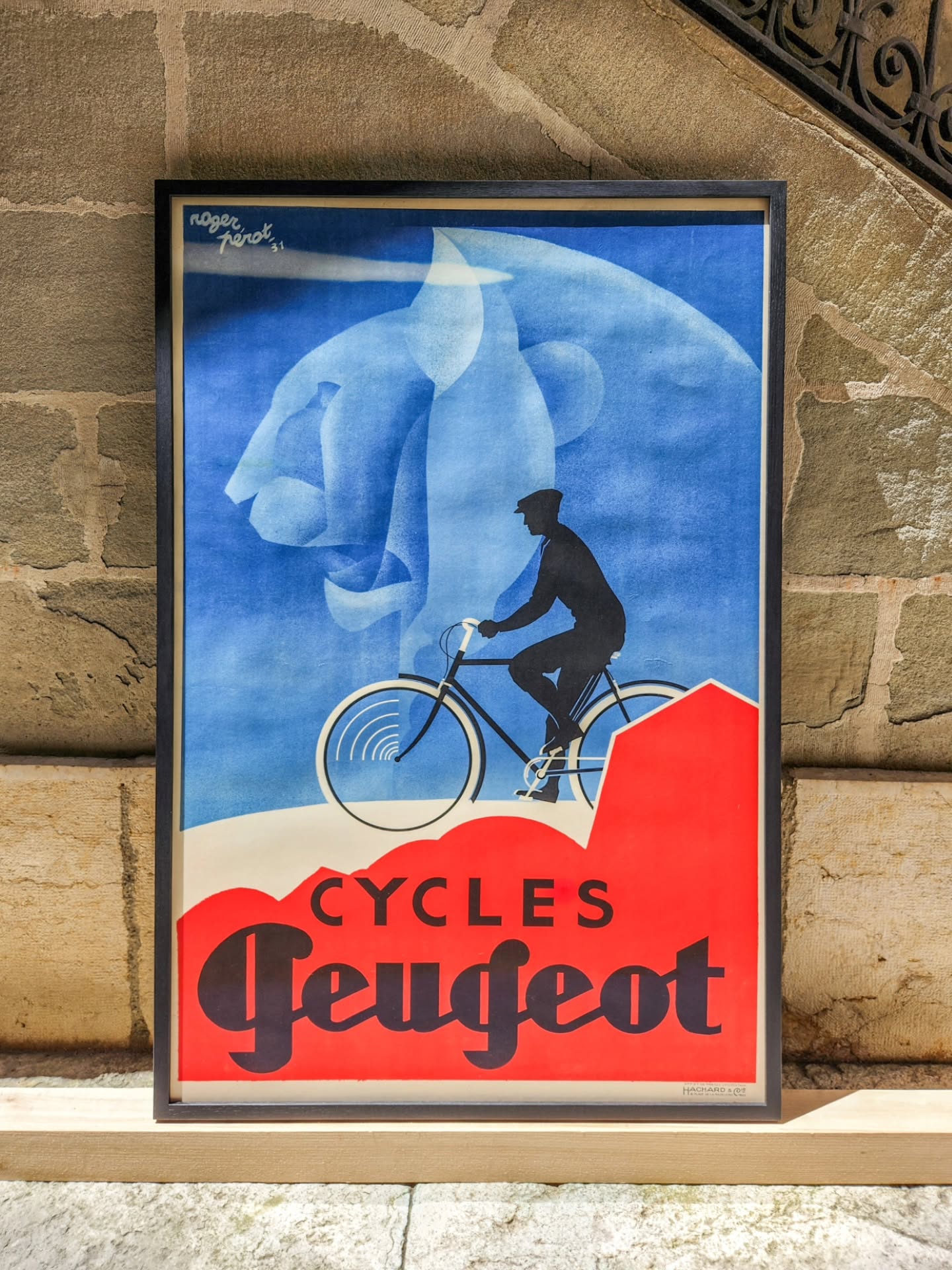 Affiche originale des cycles Peugeot, signée de l'affichiste Roger Pérot.
Cadre en chêne massif teinté noir, protection premium anti-UV et anti-reflets.
🇬🇧 Original Peugeot bicycle poster, designed by poster artist Roger Pérot.
Black-stained solid oak frame, with premium UV and anti-glare protection.
#posterdesign #posterframing #artframing #customframing #graphicdesign