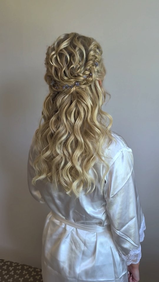 Nothing can top the feeling of loving your hair ๐ฅฐ
Creating stunning beachy boho bridal hair for brides who have fine hair is by far my favourite thing to do. ๐ฅน
Complete transformations and nothing but happy vibes and excitement ๐ I know how much having your hair full of volume means to you, let me help you feel that ๐คฉ
DM me to chat to me about your dream bridal hair on the south west coast ๐๐๐
@mountedgcumbe #mountedgcumbewedding #devonweddinghair #cornwallweddinghair #plymouthbridalhair
Bridal hair stylist mobile hairdresser in Plymouth Devon Cornwall Somerset Mount Edgecombe Weddings boho beach
