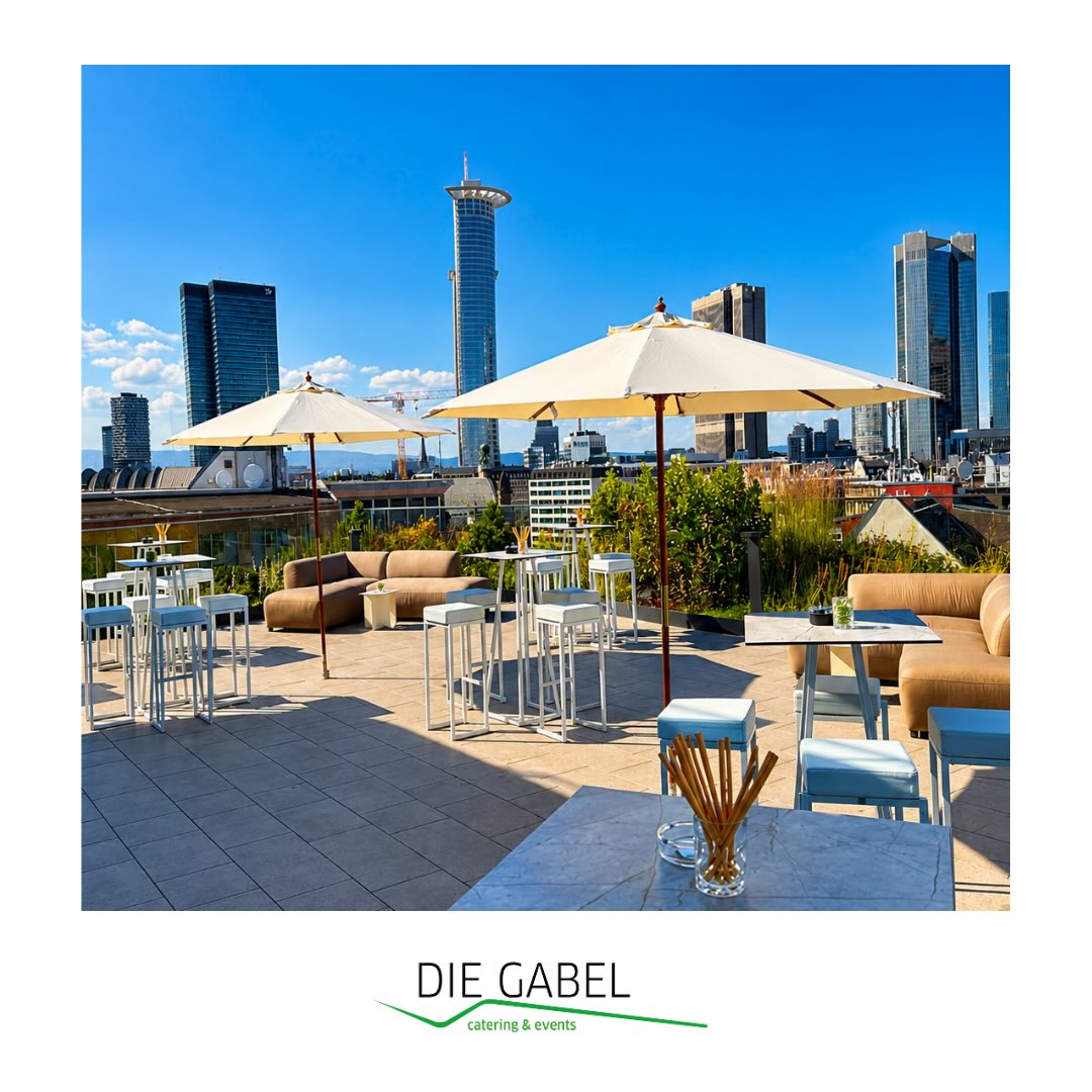 Gestern waren wir für unseren Kunden @consuspartner auf der Rooftop-Terrasse des @placetobe_locations in Frankfurt im Einsatz.
Anlässlich der 20-Jahr-Feier durften wir einen besonderen Abend mit bester Aussicht, kulinarischen Highlights und sommerlicher Atmosphäre begleiten.
#cateringfrankfurt #cateringrheinmain #diegabel_cateringevents #summer #placetobefrankfurt