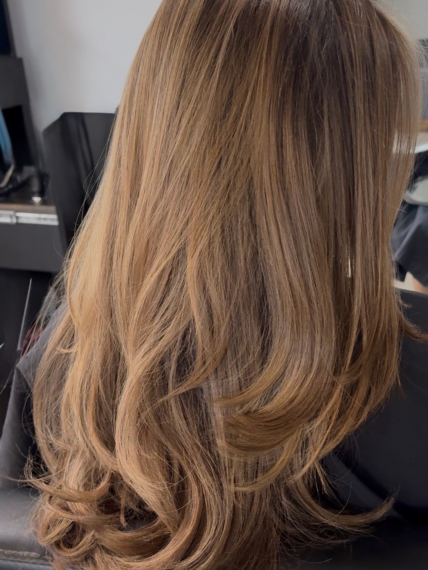 Seamless blend, silky finish, confidence boosted🪽✨🥂
Stylist: Kendall
Service: Partial Highlight & Tone
#honeybronde #glossyhair #stylin #salonday #livedincolor