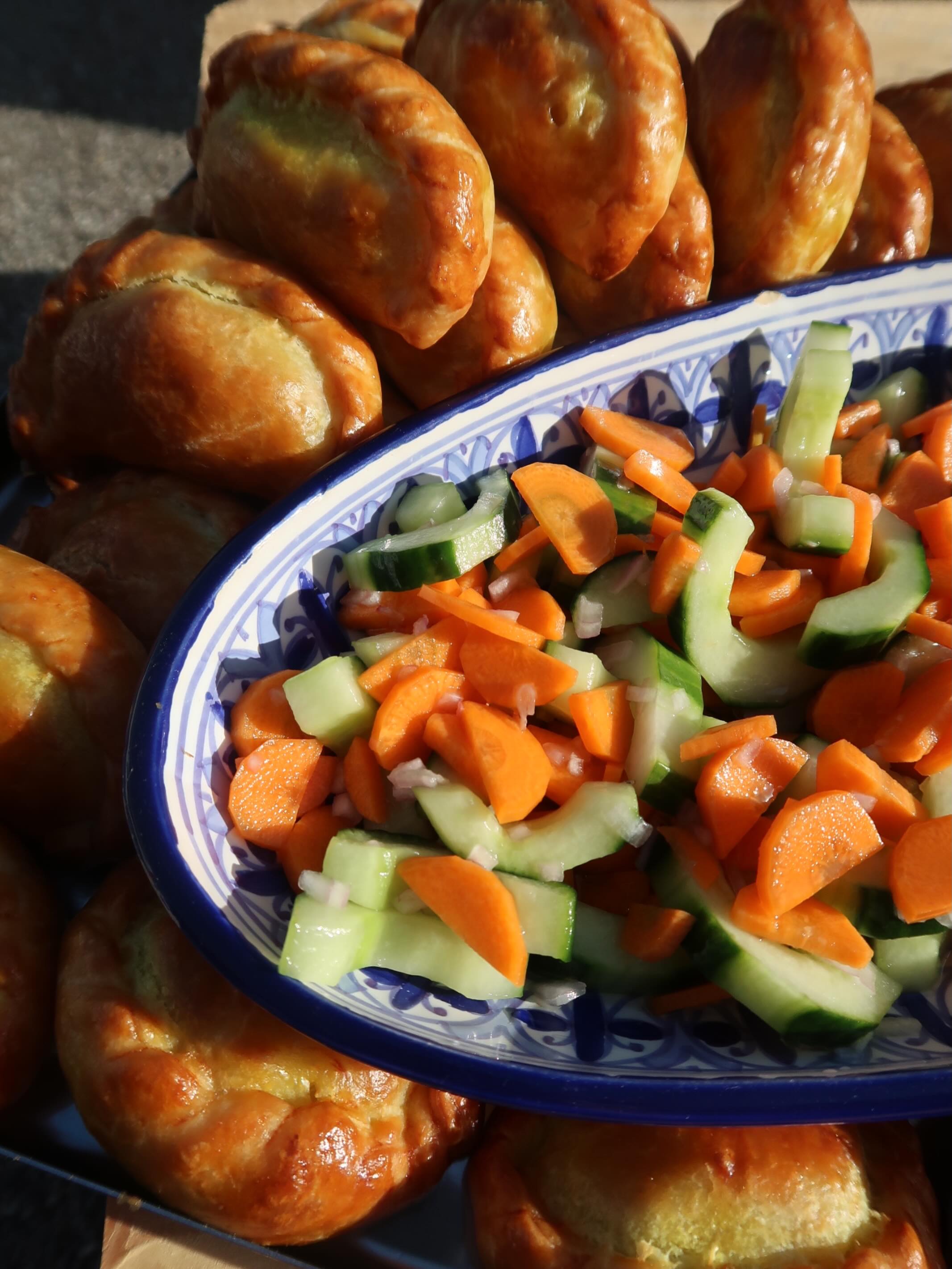 Notre duo star du moment : empanada curry massaman de pomme de terre avec les épices de @laroutedesepices_lutry & son accompagnement la salade pickle ajaad de concombre et carotte 🌞