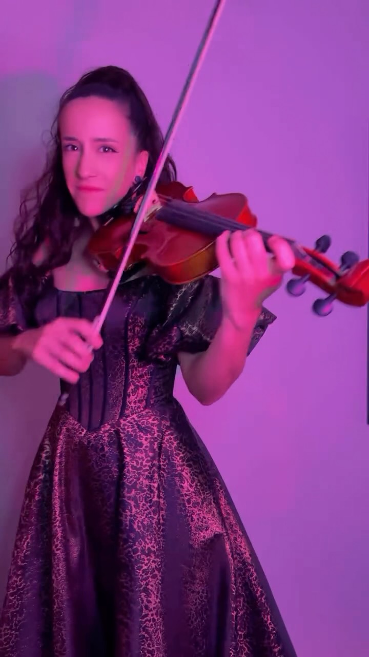 Vivaldi… but make it metal🤘❄️
@elyleeviolin playing Bridge Tasman Electro-Acoustic Violin 🎻
#bridgeviolin #crossover #metal #elylee #antoniovivaldi