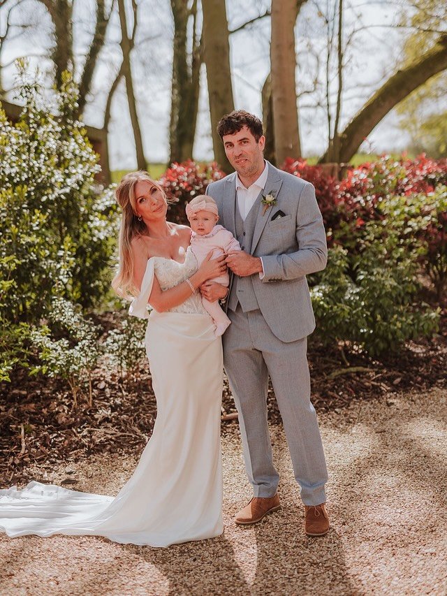 When Lola- Jane dropped in to mummy at work. How proud I am of my man stepping up to support me always. When our model couple get stuck on route and your husband looks good in a suit 💕
Photography @sambennettphoto
Dress @alice.rose.bridal
Make up @sjs__bridal
Flowers @juliadilworthflorals
Venue decor @sparkleeventstyling
Venue @thewoodlands.hothorpe
Content creator @designsmadebychloe