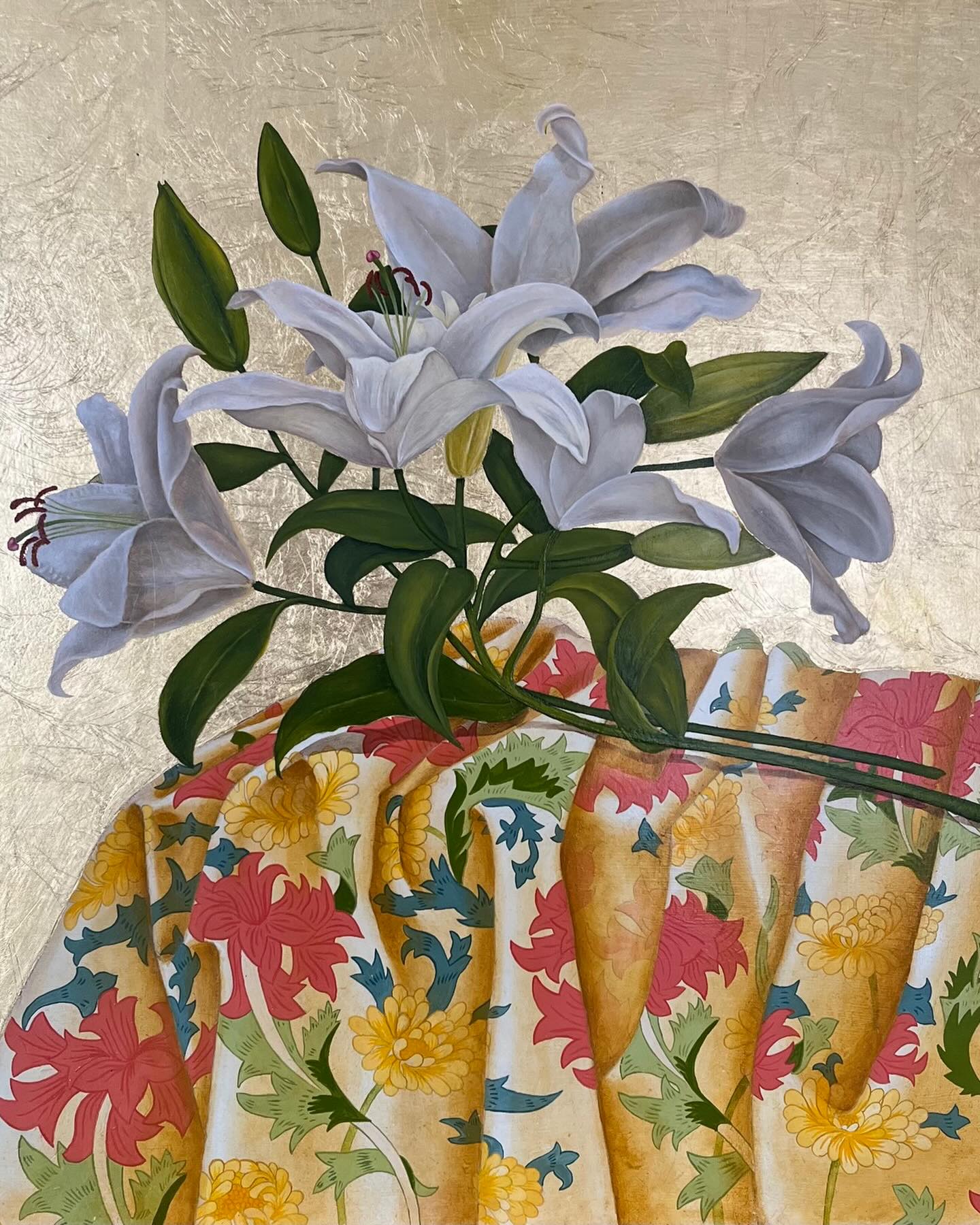 Just finished this piece “just in time” for the Grange Open Studio event on Saturday😊 The frame is finished too. I enjoyed combining these lilies with Wm Morris fabric. I wanted to celebrate the vintage design on the fabric with its uplifting pattern and colour combination with the beautiful white lilies that felt to me a symbol of purity. Hope you enjoy it as much as I enjoyed painting it #wmmorris #lilyflowers #artist #scottishartist #edinburghartist
