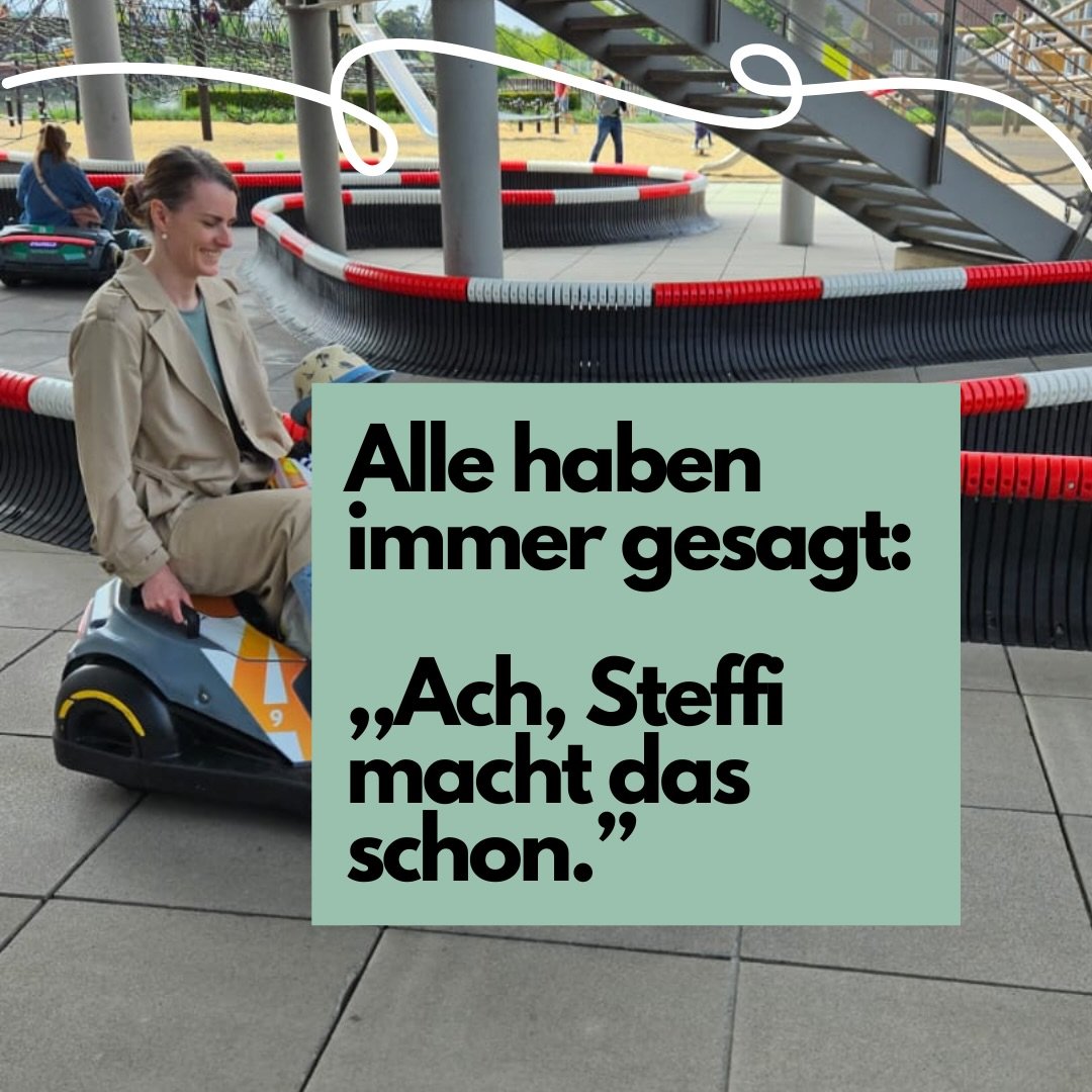 Wenn Menschen heute sagen:
„Du schaffst immer alles.“ dann weiß ich, dass das als Kompliment gemeint ist.
Trotzdem löst dieser Satz bis heute etwas in mir aus. Denn ich bin mit genau diesem Bild aufgewachsen.
„Ach, Steffi macht das schon.“
„Die kommt schon klar.“
„Die ist stark.“
Was niemand gesehen hat: Wie viel Druck dahinter steckte. Wie oft ich dachte, ich dürfte keine Schwäche zeigen. Wie sehr ich mich danach gesehnt habe, dass jemand fragt, wie es mir wirklich geht.
Ja, ich habe studiert. Ja, ich habe promoviert. Ja, ich habe nebenbei gearbeitet. Aber nicht, weil mir alles zuflog, sondern weil das Leben manchmal Entscheidungen getroffen hat, die ich nicht beeinflussen konnte.
Weil finanzielle Sicherheit nicht selbstverständlich war.
Weil manche Chancen einfach nicht möglich waren.
Weil ich gelernt hatte, Verantwortung zu übernehmen, lange bevor ich eigentlich hätte müssen.
Heute sehe ich vieles anders. Ich bin stolz auf das, was ich geschafft habe. Und noch stolzer bin ich darauf, dass ich nicht mehr alles alleine tragen will.
Und vielleicht ist das die eigentliche Botschaft:
Nicht jede starke Person fühlt sich stark und nicht jede Leistung erzählt die ganze Geschichte.
Alles Liebe
Steffi 🧡
#resilienz #mentalhealth #kindheitsprägung #selbstwert #persönlich