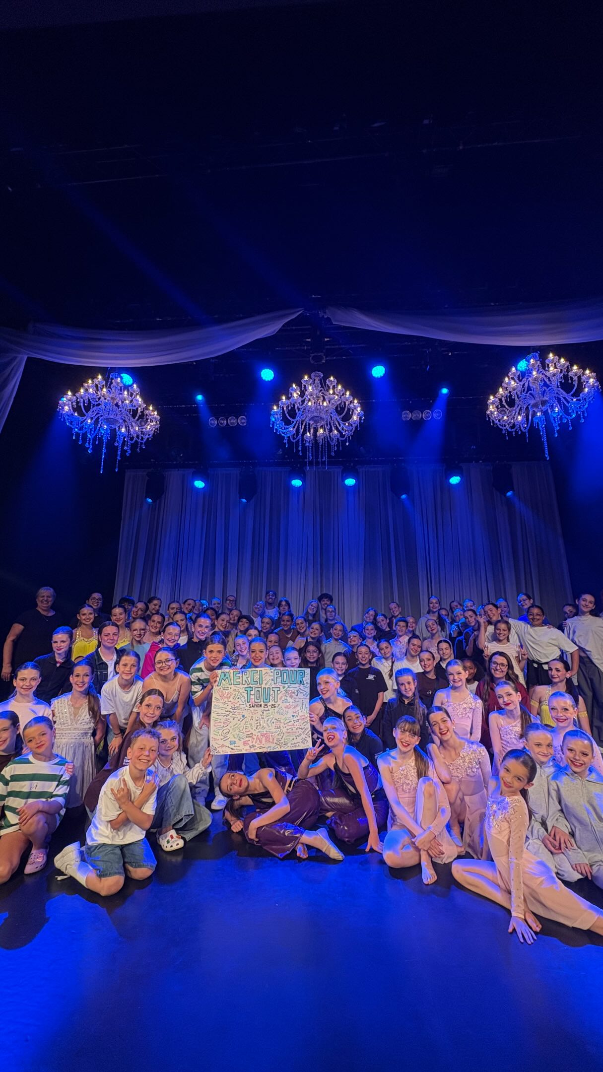 L’année 2025-2026 est officiellement terminée avec nos spectacles de fin de saison… ✨ Plus de 900 danseurs, plus de 180 chorégraphies, mais une seule grande famille : l’ADC 🫶🏼
Quel immense sentiment de fierté… Derrière chaque numéro, il y a des heures de répétitions, de travail, de persévérance et surtout une passion immense pour la danse. Voir nos élèves monter sur scène avec autant d’énergie, de confiance et de plaisir est la plus belle récompense.✨
Merci à nos danseurs, à nos enseignants, à notre équipe, à nos bénévoles et à toutes les familles qui contribuent à faire de cette grande aventure un succès année après année. ❤️
Nous sommes tellement fiers de chacun d’entre vous.
Et maintenant… place aux auditions pour nos troupes PAC & compétitives 2026-2027 ! Déjà plus de 425 inscriptions et ça continue de s’inscrire… MERCI pour votre confiance! Nous avons tellement hâte de vous voir vous dépasser! 👀💥
La prochaine année s’annonce INCROYABLE ✨🔥