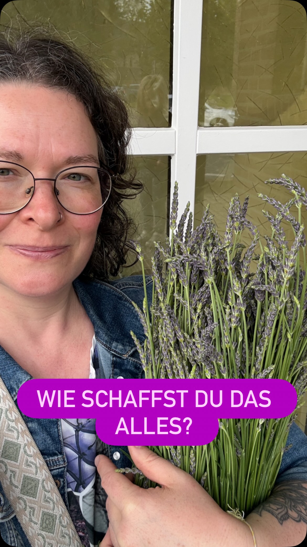 „Wie schaffst du das alles?“
Das ist aktuell wahrscheinlich die Frage, die mir am häufigsten gestellt wird.
Und ganz ehrlich?
Manchmal frage ich mich das selbst. 😄
Denn neben dem YOGAyoga-Haus gibt es immer noch mein normales Leben.
Meine Familie.
Meine Kinder.
Meine Kurse.
Meine Selbstständigkeit.
Meine Tiere.
Meinen Alltag.
Und manchmal fühlt sich das alles auch ganz schön viel an.
Was viele nicht sehen:
Es gibt Tage, an denen ich erschöpft bin.
Tage, an denen ich zweifle.
Tage, an denen ich denke: „Warum habe ich mir das eigentlich ausgesucht?“
Aber dann gibt es diese Momente.
Wenn wieder ein Raum leer geräumt ist.
Wenn ein neuer Vertrag unterschrieben wird.
Wenn aus einer Idee langsam Wirklichkeit wird.
Und dann weiß ich wieder, warum ich das mache.
Nicht, weil alles leicht ist.
Sondern weil ich daran glaube, dass hier etwas Besonderes entstehen darf.
Ein Ort für Begegnung.
Für Ruhe.
Für Wachstum.
Für Menschen.
Und vielleicht ist das die Antwort auf die Frage.
Ich schaffe das nicht, weil ich unendlich viel Energie habe.
Ich schaffe das, weil ich eine Vision habe, die größer ist als meine Zweifel. ✨
Und jetzt verrate mir:
Wann hast du zuletzt etwas gemacht, das dir gleichzeitig Angst gemacht und Freude bereitet hat? 💛