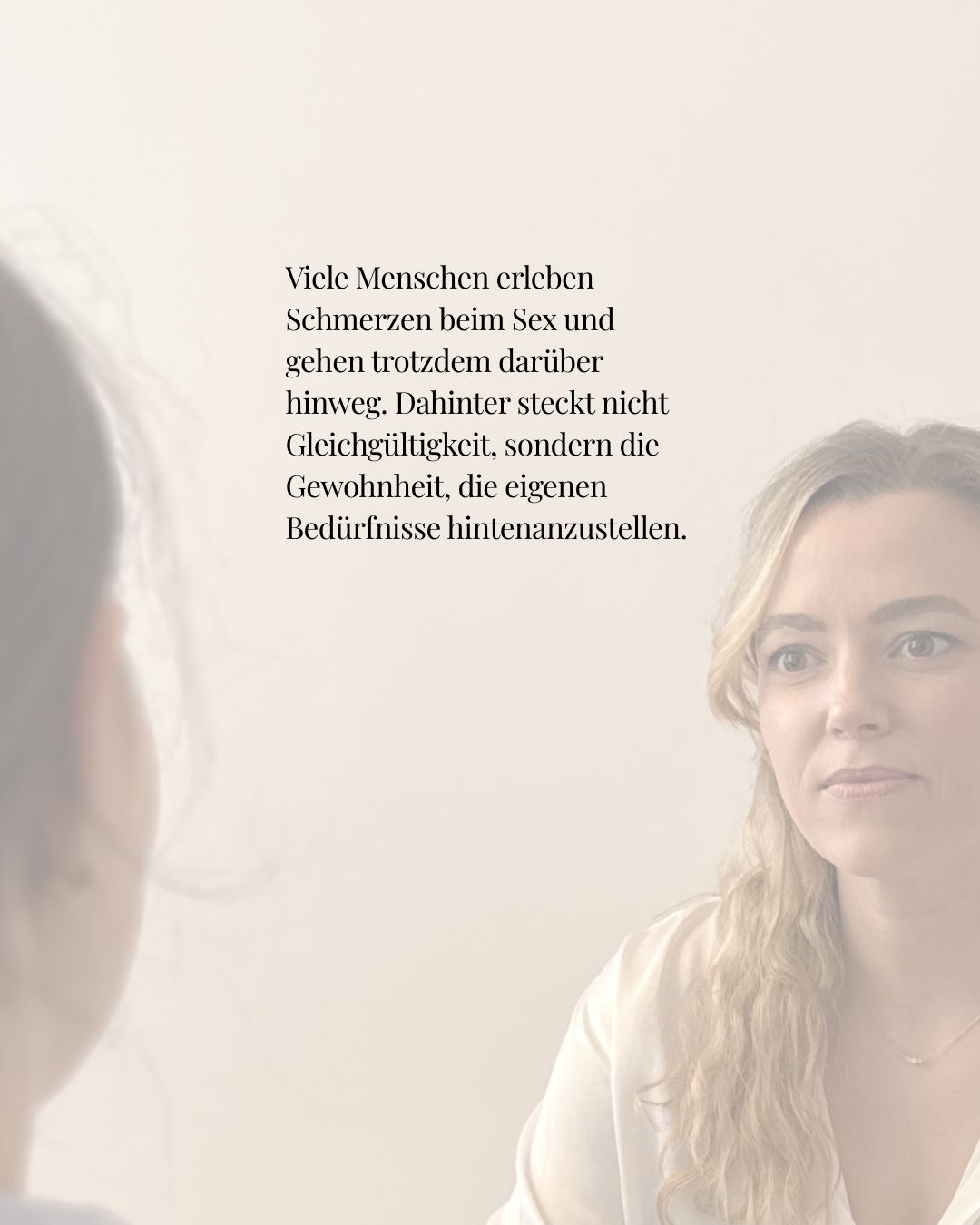 Wenn dein Körper Nein sagt, aber du Ja sagst.
Es gibt Themen, die sich unserem bewussten Verstehen entziehen. Nicht alle psychischen Prozesse lassen sich logisch erklären oder kognitiv herleiten. Manchmal haben wir schlicht keinen Zugang zu dem, was im Unbewussten wirkt.
Schmerzen beim Sex können genau ein solches Thema sein. Körperlich ist alles abgeklärt, verschiedene Behandlungsversuche wurden unternommen – und trotzdem bleiben die Schmerzen. Viele Klient*innen kommen an diesem Punkt mit großer Verzweiflung in meine Praxis.
Diese Schmerzen sollte man ernst nehmen. Sie sind nicht „nur im Kopf“, sondern oft ein wichtiger Hinweis darauf, dass etwas gesehen und verstanden werden möchte.
In meiner Arbeit mit Körperpsychotherapie erforschen wir gemeinsam das, was der Kopf noch nicht greifen kann, der Körper aber längst ausdrückt.