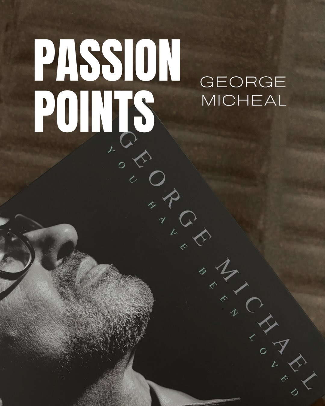 Nel 1987, George Michael era il prodotto perfetto.
L’album Faith aveva venduto 25 milioni di copie e il suo brand personale era tra i più profittevoli del pianeta. Chiunque avrebbe replicato quella formula all’infinito.
Lui decise di distruggerla.
Con Listen Without Prejudice si rifiutò di apparire in copertina e nei video. Scelse di far parlare solo la struttura del suo lavoro: la scrittura, l’arrangiamento, la produzione. Rompendo con il sistema per riprendere il controllo totale della sua identità.
Identity over consensus. L’identità prima del consenso.
Nel business molti imprenditori commettono l’errore opposto: rimangono schiavi della loro prima “hit”. Continuano a vendere un servizio che ha funzionato in passato, incastrandosi nell’operatività e trasformando l’azienda nella tribute band di sé stessa.
La vera scalabilità richiede un salto strategico:
⚙️ Smettere di vendere l’accessorio e iniziare a vendere l’architettura.
🧪 Blindare l’identità per non dipendere dalle richieste estemporanee del mercato.
Freedom is a structure. Sei libero dal caos operativo solo se hai standardizzato i flussi e codificato il tuo metodo.
George Michael è diventato immortale quando ha deciso che il controllo della sua visione valeva più del profitto immediato.
Listen without prejudice. Sfoglia il carosello per entrare nel nostro spazio. 👇
#KNTNR #GeorgeMichael #TheMaverick #BrandIdentity #BusinessDesign