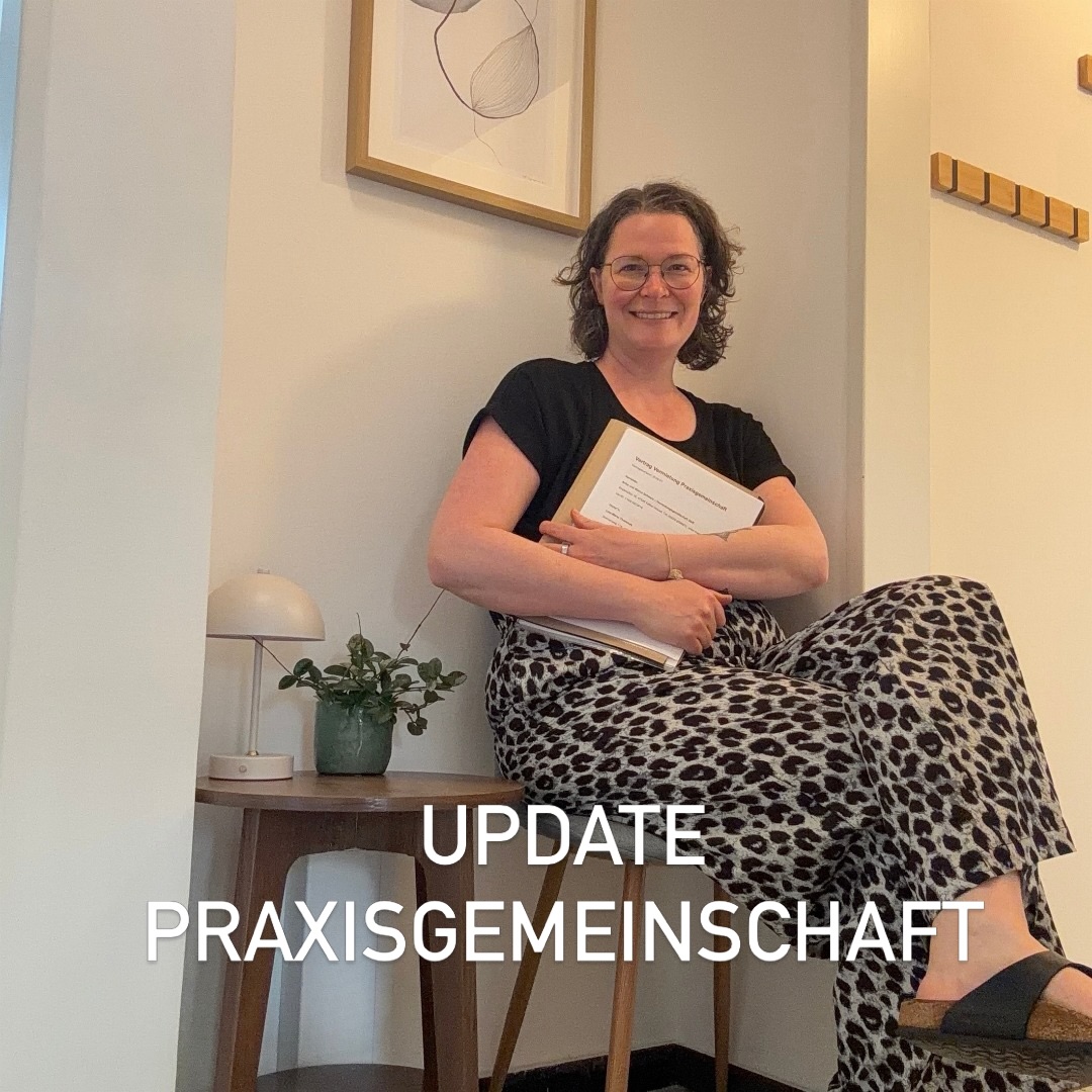 ✨ Die Verträge sind unterschrieben. ✨
Ganz ehrlich?
Vor ein paar Monaten war die Praxisgemeinschaft im YOGAyoga-Haus noch eine Idee auf dem Papier.
Heute halte ich die unterschriebenen Mietverträge in der Hand und kann es selbst kaum glauben. 💛
Ab dem 1. Juli werden drei wunderbare Frauen ihre Schlüssel erhalten, ihre Räume gestalten und diesen Ort mit ihrem Wissen, ihrer Erfahrung und ihrer ganz eigenen Energie füllen.
Was mich besonders freut:
Hier entstehen nicht einfach nur Praxisräume.
Hier entsteht ein Ort für Begleitung, Begegnung, Entwicklung und Wachstum.
Ein Ort, an dem Menschen Unterstützung finden, neue Impulse bekommen und sich auf ihrem Weg begleiten lassen können.
Bis zur Schlüsselübergabe gibt es noch einiges zu tun, aber mit jedem Tag wird die Vision ein Stück mehr Realität.
Und ich freue mich riesig darauf, euch die Frauen und ihre Angebote in den nächsten Wochen näher vorzustellen. ✨
Habt ihr Lust, schon jetzt einen kleinen Einblick zu bekommen, wer künftig Teil der Praxisgemeinschaft sein wird? 💛