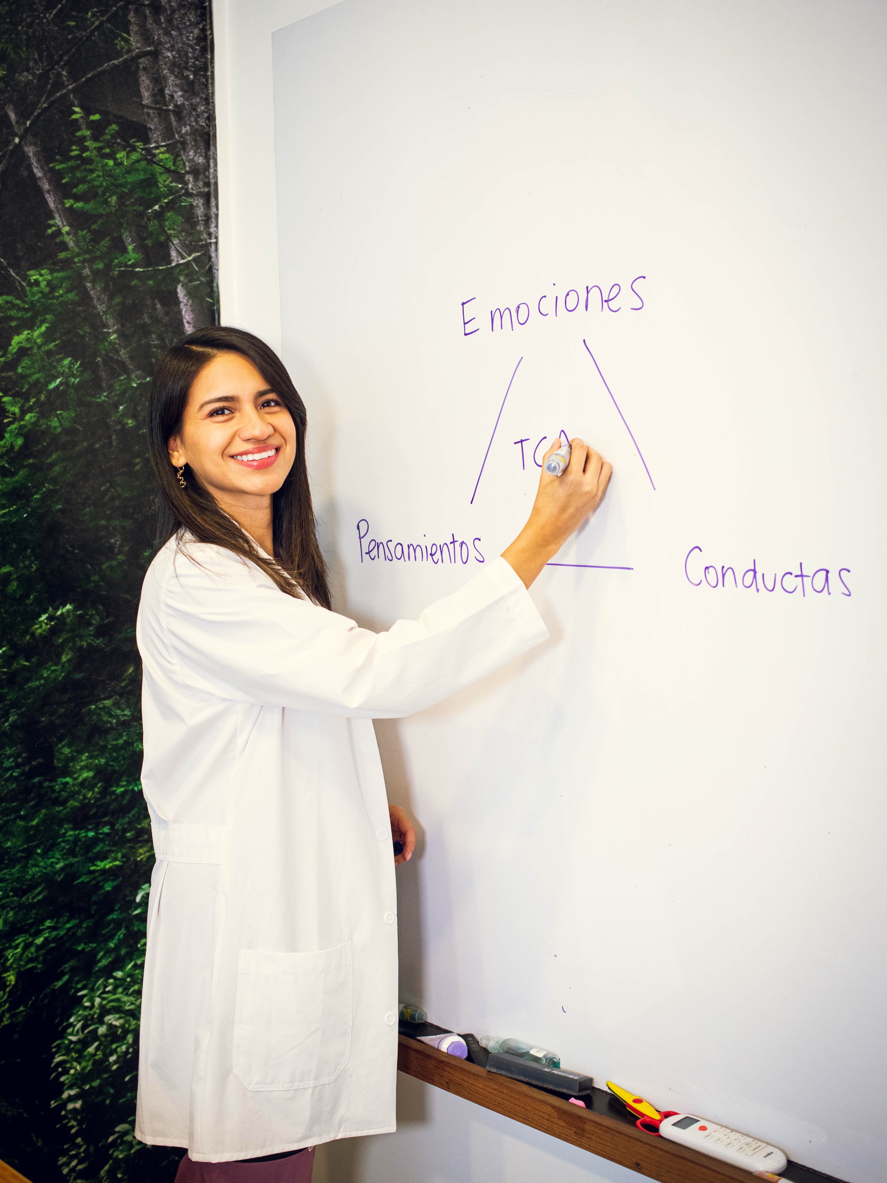 ⚠️ La relación entre pensamientos, emociones y conductas
La manera en que interpretamos las situaciones influye en cómo nos sentimos y cómo actuamos 🧠💭
Muchas veces, pensamientos poco útiles pueden generar emociones difíciles y llevarnos a evitar ciertos desafíos o situaciones.
🌿 Cuando comprendemos esta conexión, es posible:
✔️ Identificar pensamientos que afectan nuestro bienestar
✔️ Favorecer emociones más saludables
✔️ Desarrollar conductas más adaptativas
💛 La terapia no se trata únicamente de afrontar las dificultades, sino de aprender nuevas formas de comprender lo que vivimos y relacionarnos con nosotros mismos con mayor bienestar.
🧠 En CREN, nuestras psicólogas están para acompañarte en cada etapa de tu proceso.