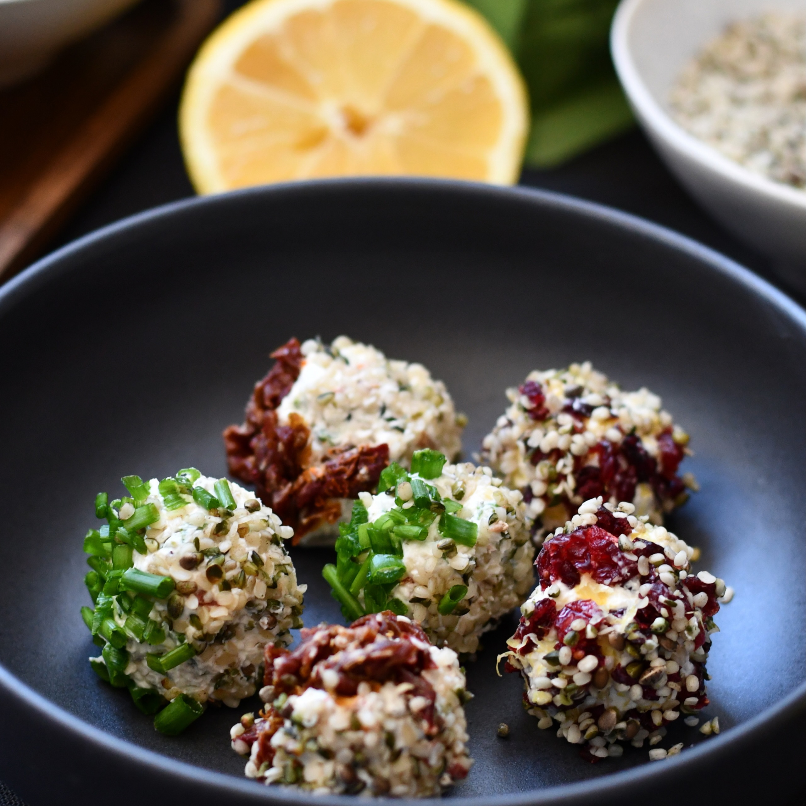 Zu heiß zum Kochen? Fühlen wir gerade sehr 🥵
Probiert zur kalten Brotzeit doch gern mal unsere Frischkäsebällchen aus 💚
Zusammen mit einem Salat oder Rohkost habt ihr so trotzdem eine leckere Mahlzeit bei der das Auge auch gleich noch mitisst. 😍
#brotzeit #kalteküche #frischkäsebällchen #hanfnüsse #sommeressen