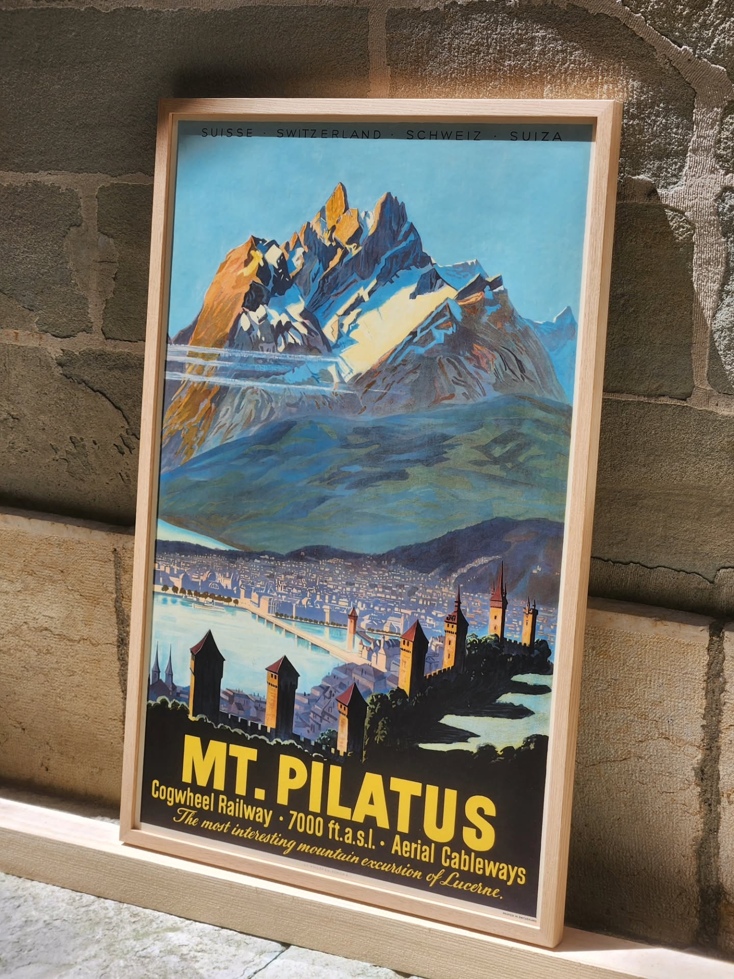 Affiche originale représentant le Mont Pilate surplombant Lucerne.
Cadre en chêne massif et protection premium anti-UV et anti-reflets.
🇬🇧 Original poster depicting Mount Pilatus overlooking Lucerne.
Solid oak frame with high-quality UV- and glare-resistant protection.
#pilatus #poster #posterframing #posterart #graphicdesign