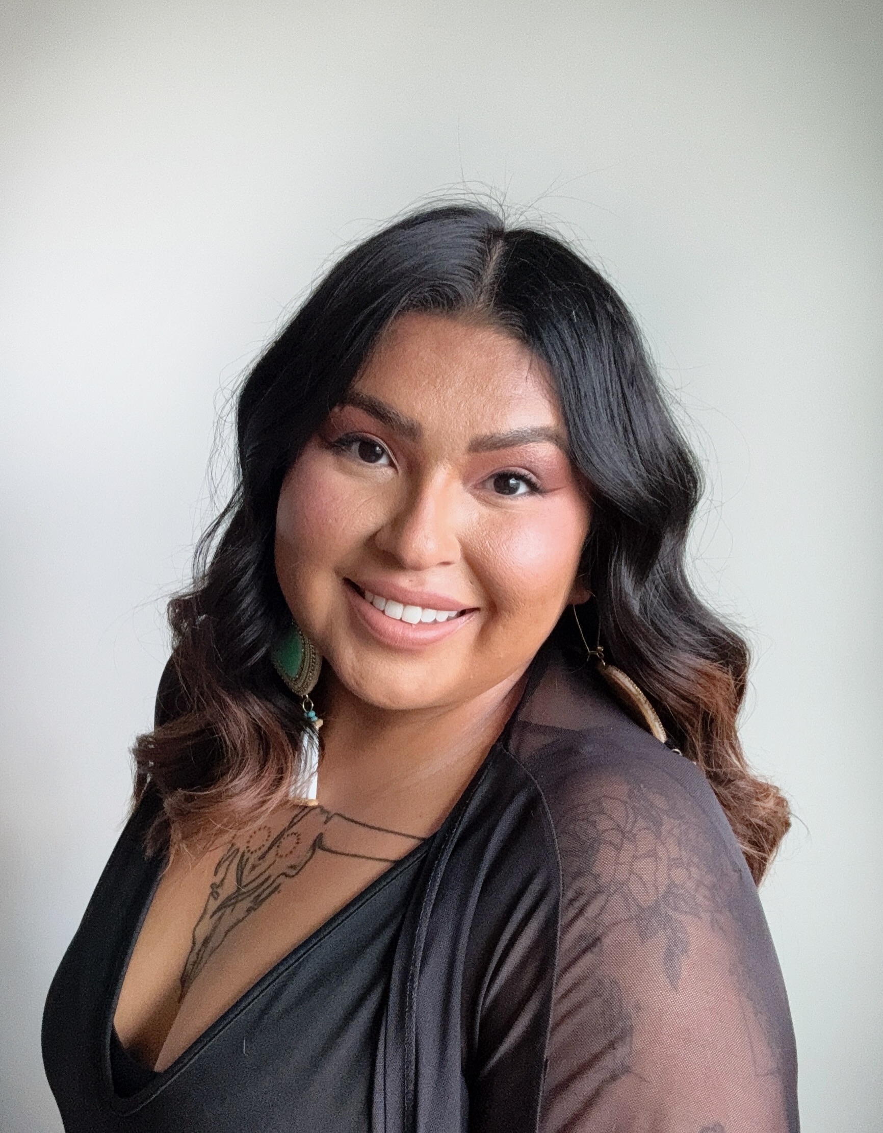 Help us welcome to the GUIDE team Sydni!
She enjoys all things hair from bright blondes, rich brunettes, beachy sun-kissed looks, Sabrina Carpenter layers, seamless extensions to bouncy blowouts! With over 14 years of experience behind the chair, she is “forever learning and evolving as the hair trends change.” She has recently moved to Saskatoon after living in Calgary for 10 years and is welcoming new clients who are seeking a stylist. Her schedule is now open and she will be taking clients starting next week✨
Use the links in our bio @guidehairsalon or www.guidehairsalon.com to find more about Sydni, find out booking links, meet your stylist quiz, online store and more!