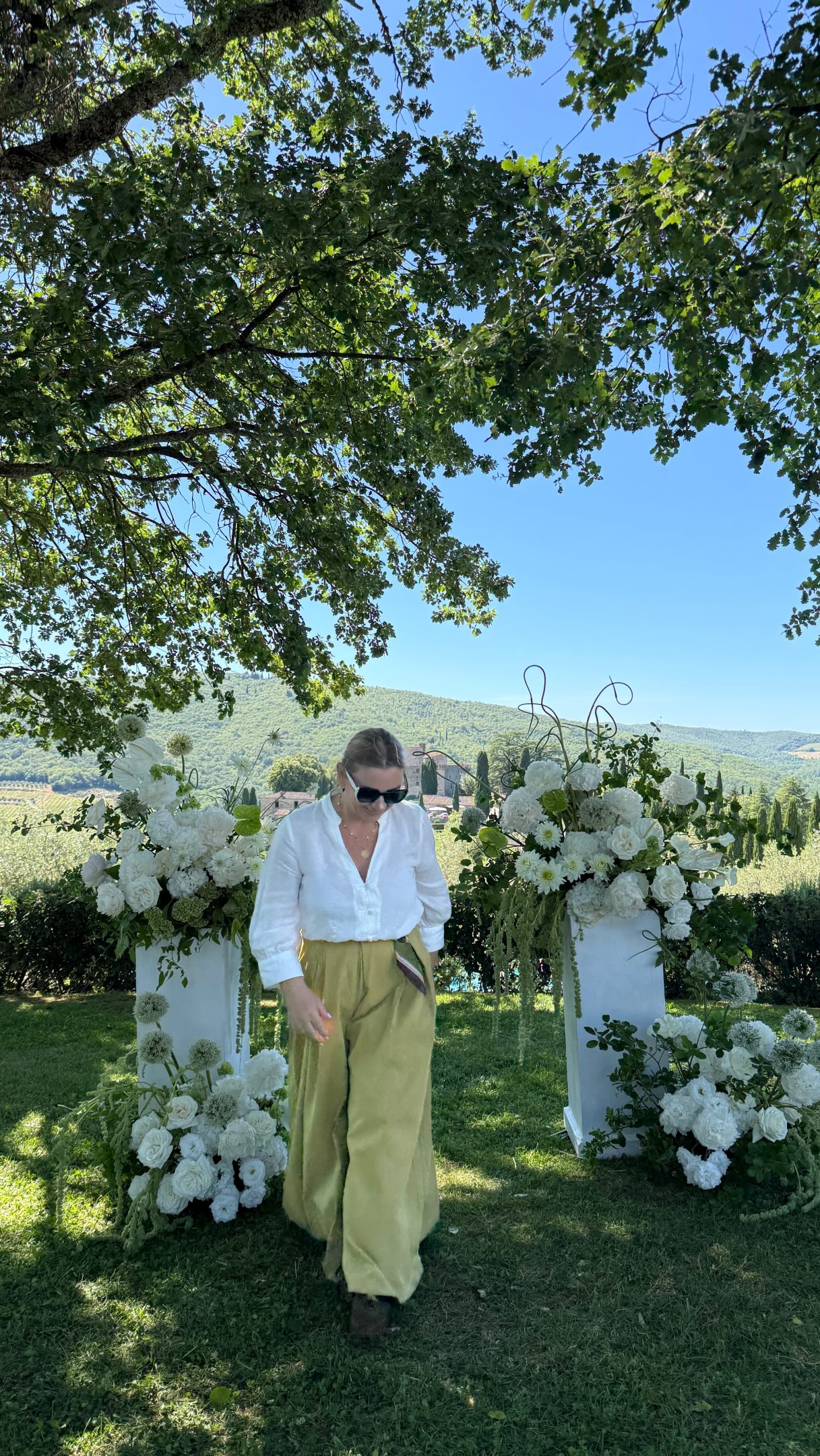Blooming in Tuscany today🌿
Long days, beautiful views, and flowers everywhere.
Feeling grateful for another wedding weekend in this magical corner of Italy. 🤍
And a huge thank you to @rafanagata for the amazing help, positive energy, and hard work.