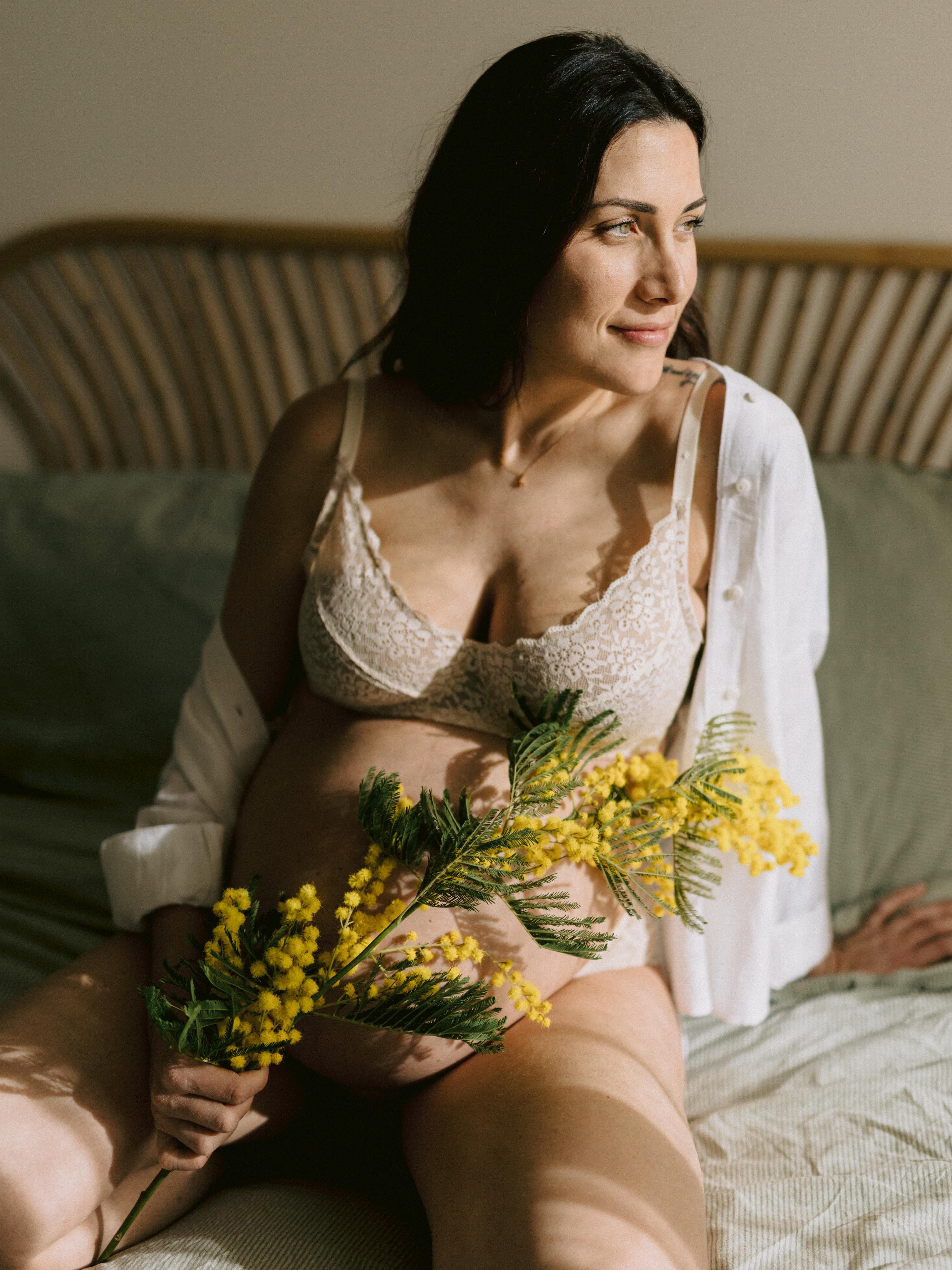 Mimosas, ventre tout rond, la jolie lumière de chez eux, leur douceur et leur complicité 💛
Dans le tumulte de la saison qui a commencé très fort pour moi au mois de mai, je profite d’un petit temps de repos pour publier quelques images par ici autre que du mariage, pour que vous ne m’oubliez pas 😇
Hâte d’avoir vos retours sur ces images que j’aime particulièrement 💛
#photographeprovence #photographeluberon #photographegrossesse #provencephotographer #familyphotosession