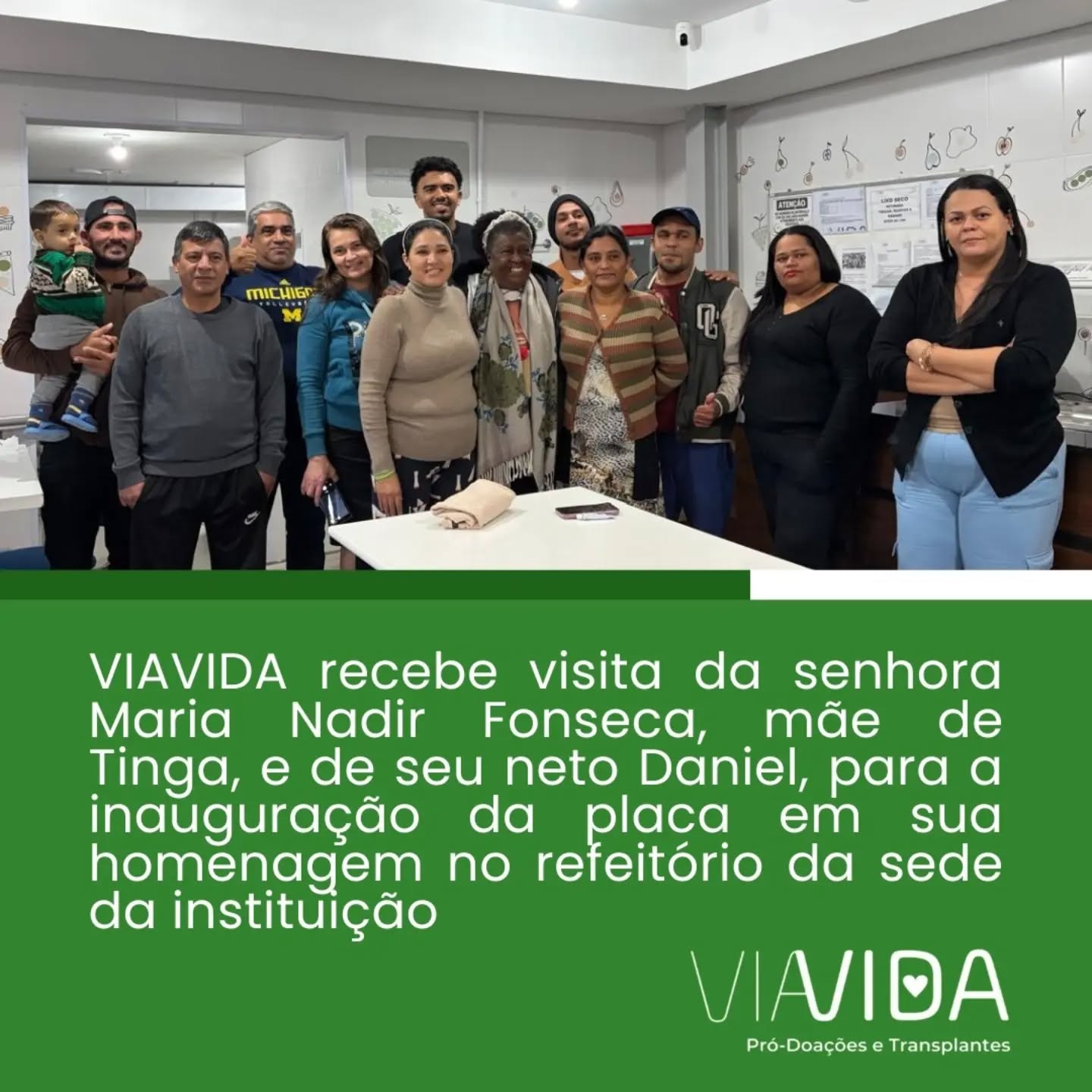 Ontem, tivemos a alegria de receber na VIAVIDA a senhora Maria Nadir Fonseca, mãe do nosso querido parceiro Tinga. Ela esteve acompanhada do neto Daniel, filho de Tinga, em um momento muito especial: a inauguração da placa que eterniza seu nome no refeitório da sede da VIAVIDA.
Ficamos todos encantados com a vitalidade, a disposição e a simpatia da nossa homenageada.
Ao dar o nome de sua mãe a este espaço, prestamos também uma homenagem ao Tinga, que tem demonstrado seu carinho com a causa da doação de órgãos e transplantes, apoiando a VIAVIDA e contribuindo para que nossa missão alcance cada vez mais pessoas.
Gratidão! 💚