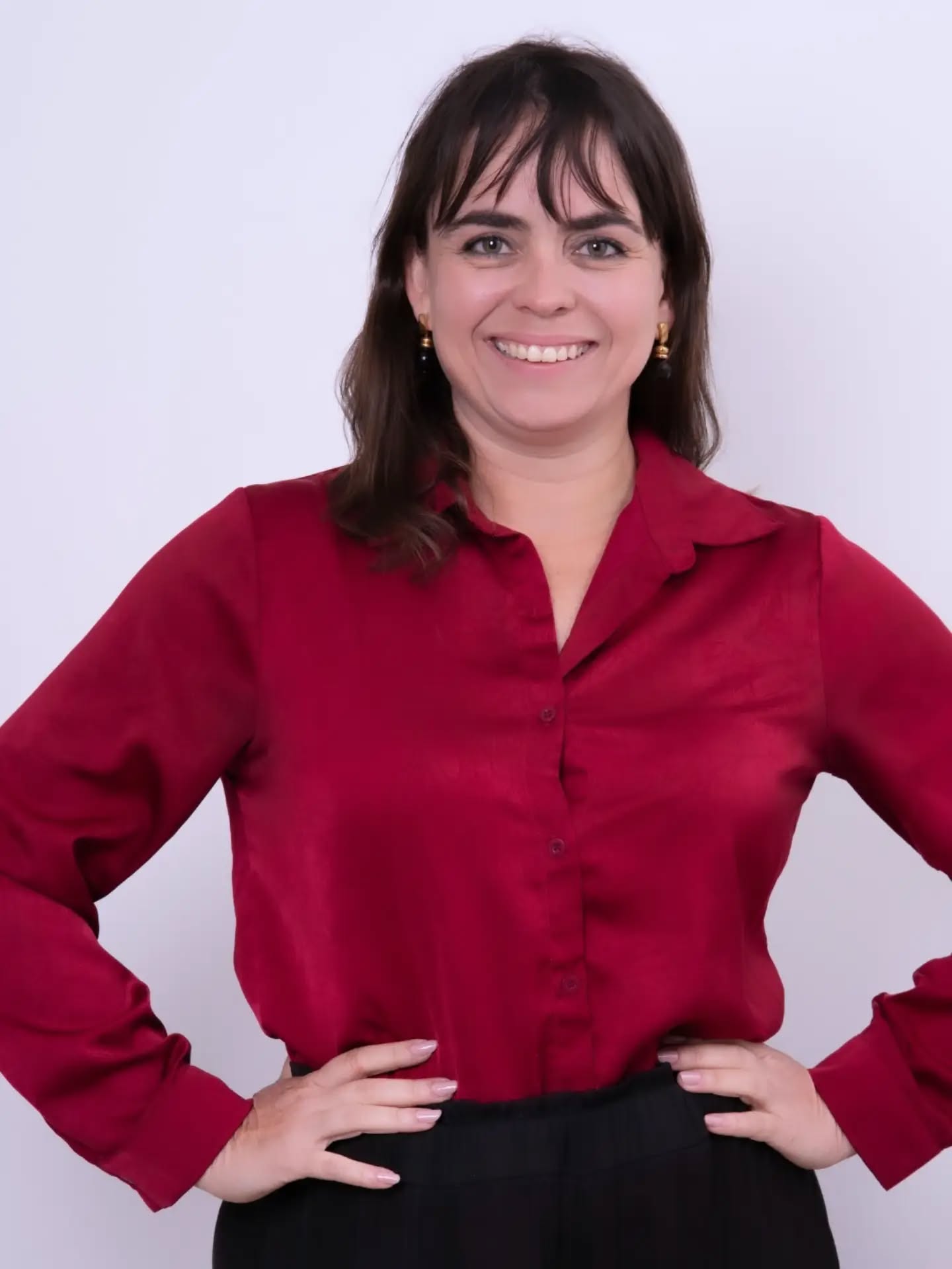 Me perguntam por onde ando... Mas que mundo interessante! A vida real acontece mas se no ambiente virtual não há fotos, não há posts, questiona-se: "Oi sumida, por onde anda?" A pergunta, na maioria das vezes, vem nutrida de um interesse curioso de colher informações sobre algo que é particular. Sim. A vida de cada um de nós, tendo rede social ou não, só pertence de fato ao portador do ânimo, para ser bem poética, como adoro. E aí, surge a inversão: se não posta, deve estar mal, deprimida, será que precisa de ajuda... Não, meus caros! Nunca estive tão bem e feliz. Mas, a pergunta traz a reflexão: quem posta sua vida, e é livre para fazê-lo, significa que só gosta de postar. Mas o número de postagens não possui relação direta ou comprovada por estudos sobre estar bem ou não, ser feliz ou não, estar empregado ou não, estar endividado ou não e, por aí, vai. Quem posta só gosta de postar. E quem não posta, só prefere não postar. Simples como a vida é, por mais que tentemos enquanto humanidade, complicar o que em sua essência é simples. Então, aos curiosos, segue a prova de vida, apesar de eu estar longe das filas intermináveis dos aposentados do INSS, esses sim, precisando ser atendidos para obterem, por meio da pergunta de "por onde andam?", o benefício de que tanto precisam. Acho, e talvez essa seja percepção antiquada para muitos, que há coisas mais importantes e interessantes no mundo do que meu mundo particular, onde faço coisas extraordinárias às vezes, ou completamente irrelevantes em outras. Em outras palavras, a quem interessa o que eu comi no café da manhã, o treino que fiz ou deixei de fazer, se já há bastante oferta desse tipo de conteúdo por aqui, e, repito, sem julgamentos, com todo respeito à liberdade de cada um? Se for para postar, que seja minha legenda com "textão" (como os que não têm paciência ou debocham dizem) mas que com certeza vai fazer você pensar se o seu post de fato vai para a rede por que você quer genuinamente compartilhar, ou se você está na febre de dar satisfação dos seus passos para o algoritmo te mapear e para os olhos curiosos te perseguirem. Enfim, a cada um desejo que tenha liberdade de ser quem é.