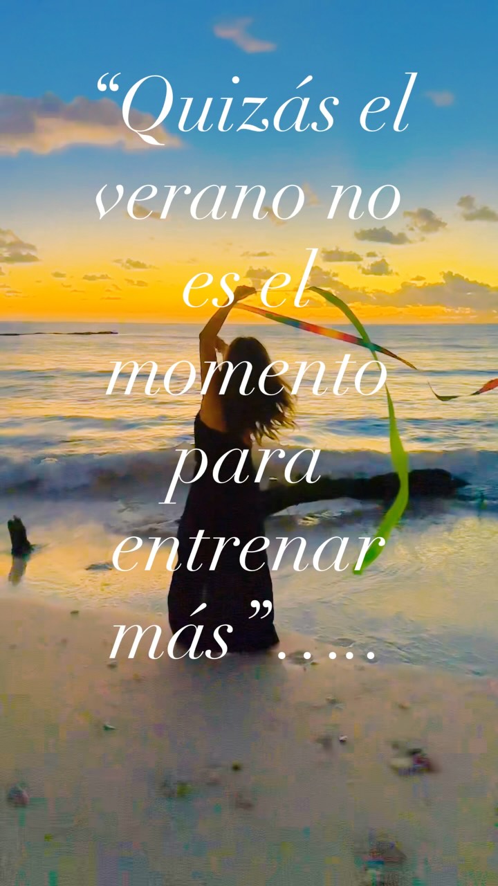 Nos enseñaron que para sentirnos bien debemos de hacer más …. 😬🙄😢😫.
Más ejercicio
Más esfuerzo
Más exigencia
Pero Ayurveda enseña algo diferente.
Durante el verano, el calor ya está presente en el cuerpo y en las emociones 🥵😡.
Y cuando agregamos demasiada intensidad,podemos sentirnos más inflamadas, más irritables, más agotadas y menos conectadas con nosotras mismas.
Por eso esta estación nos invita a movernos de otra manera.
Caminar junto al mar🌊
Respirar profundamente 😮💨
Bailar 💃🏽
Mover el cuerpo con placer en lugar de obligación.
“La naturaleza nunca se apresura….
Y aún así todo florece.🌊🐬☀️✨
Tu cuerpo está pidiendo intensidad o suavidad este verano?
Escribe Suavidad en los comentarios si sientes que este mensaje es para ti.🌊✨🐬#amorpropio #āyurveda #slowlivingmovement #latinasenusa #motivacion