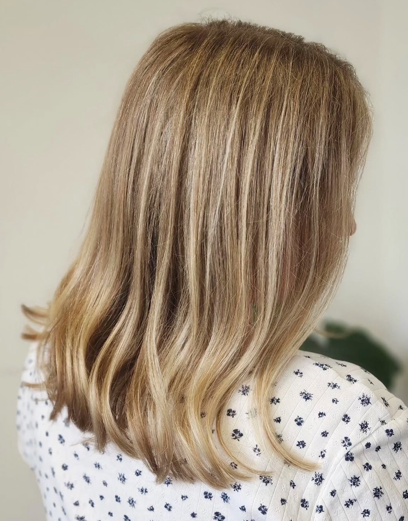 The perfect summer refresh… some babylights and a little chop ✂️
Transformation by stylist MJ // @macisaacdesigns