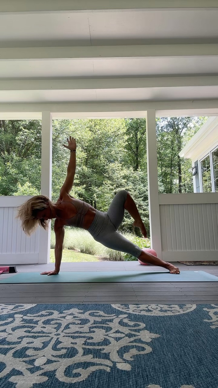 This Plank Challenge was so so hard. As they say, being uncomfortable is the way to strength.
My daughter was watching and said - “wow, Mom - that’s cool” 💓
#pilatesplank #challenge #pilatessculpt