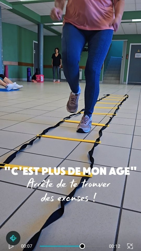 STOP AUX EXCUSES !
Il n'est jamais trop tard pour commencer une activité physique.
Le mouvement s'adapte.
Le sport s'adapte.
L'entraînement s'adapte.
Cette année, avec un groupe de "Gym Senior", j'ai pu encadrer de belles séances, pleine d'énergie, de rires et de dépassement de soi.
Et ça me rappelle une chose : les limites sont souvent bien moins physiques que celles qu'on se raconte dans notre tête.
Alors, arrête de te trouver des excuses et enfile tes baskets. 👟😉