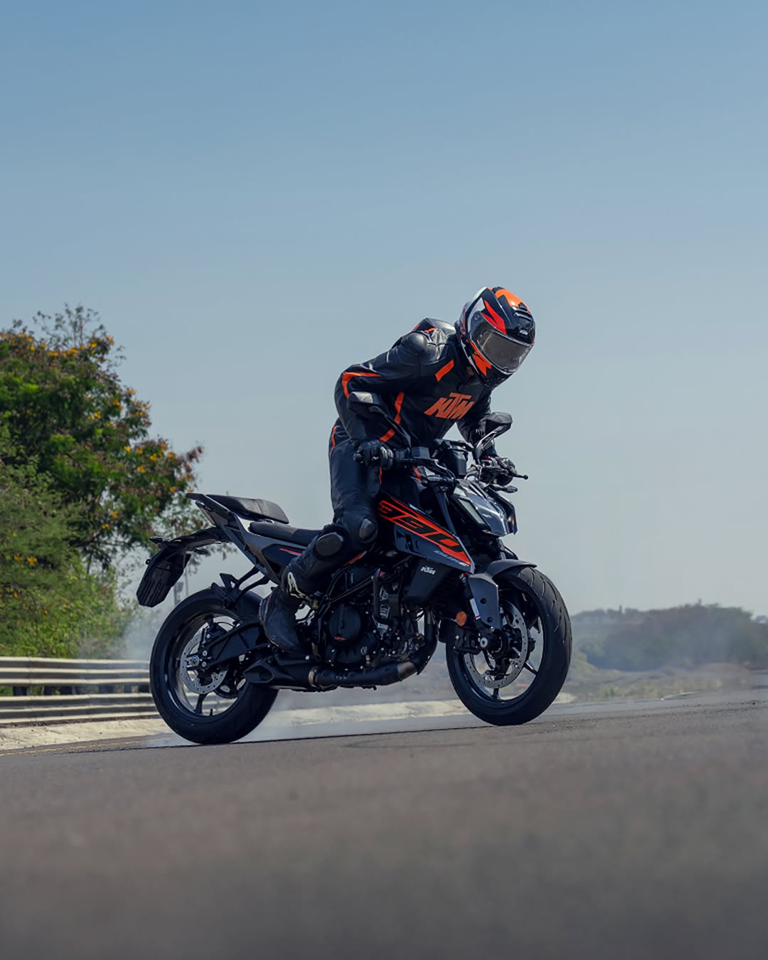 Smoke the rear, hit the apex.
The 390 DUKE R leaves nothing to chance.
#KTM #KTMIndia #ReadyToRace #KTM390DukeR
.
.
.
KTM Husqvarna Adyar