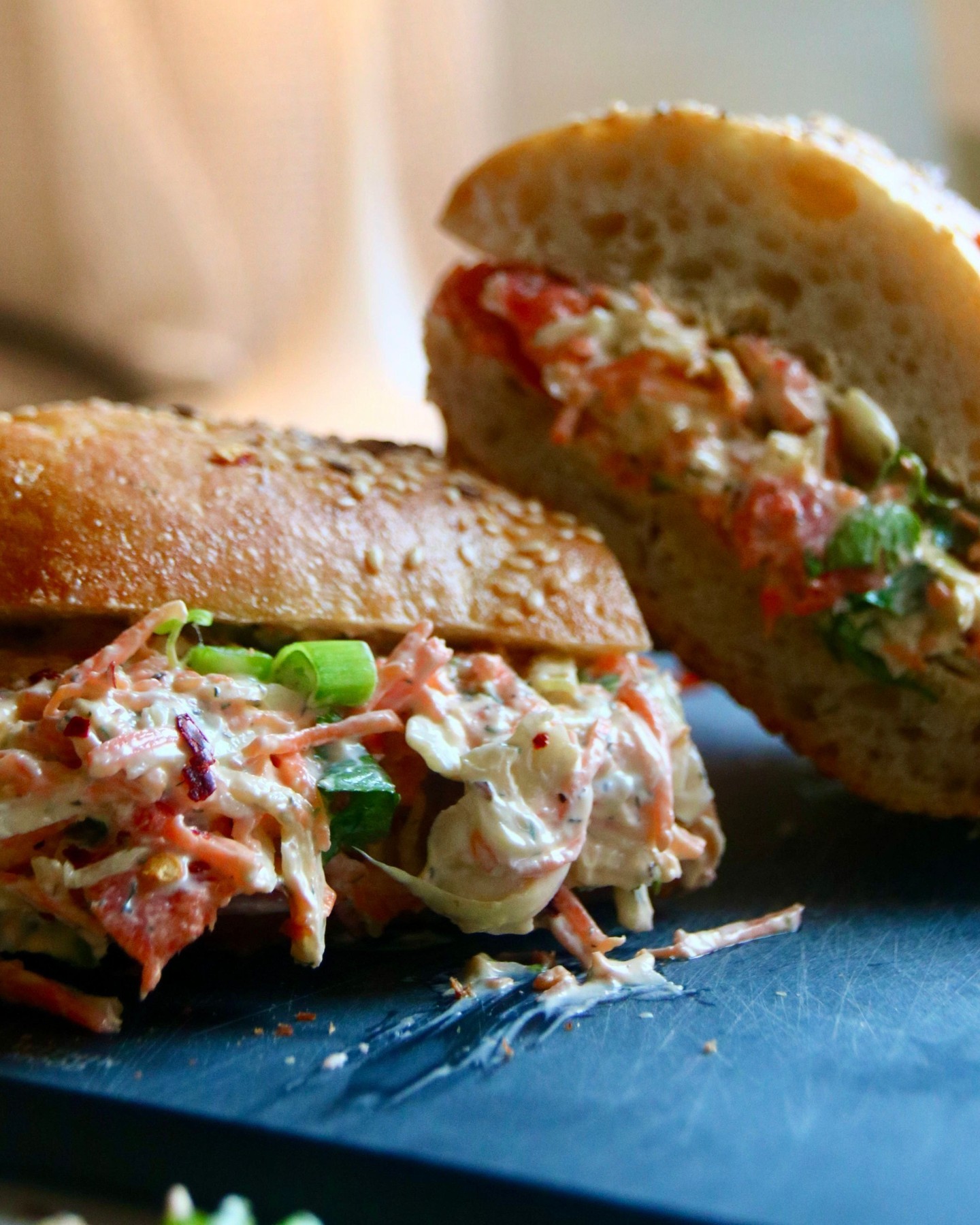 🥖🔥 Wild Salmon Baguette with Creamy Coleslaw
Sometimes the best meals happen completely by accident.
A regular Tuesday. Open fridge. No appetite for another salad, no motivation for anything complicated. Then I spotted a wild salmon fillet, some cabbage and cream cheese — and lunch was sorted.
The result? A spicy wild salmon baguette topped with a crunchy homemade coleslaw. High in protein, packed with fresh ingredients and ready in less than 20 minutes.
What I love most about this recipe is the coleslaw. No mayonnaise, no unnecessary additives — just cream cheese, cabbage, carrot and a few simple seasonings. Creamy, fresh and surprisingly light.
✔ High-protein meal
✔ Ready in under 20 minutes
✔ No processed sauces
✔ Perfect flexitarian lunch
Simple ingredients. Real food. Maximum flavour.
Would you swap your usual sandwich for this? 👇
#foodforflexitarians Flexitarian #HealthyLunch #WildSalmon #SalmonBaguette