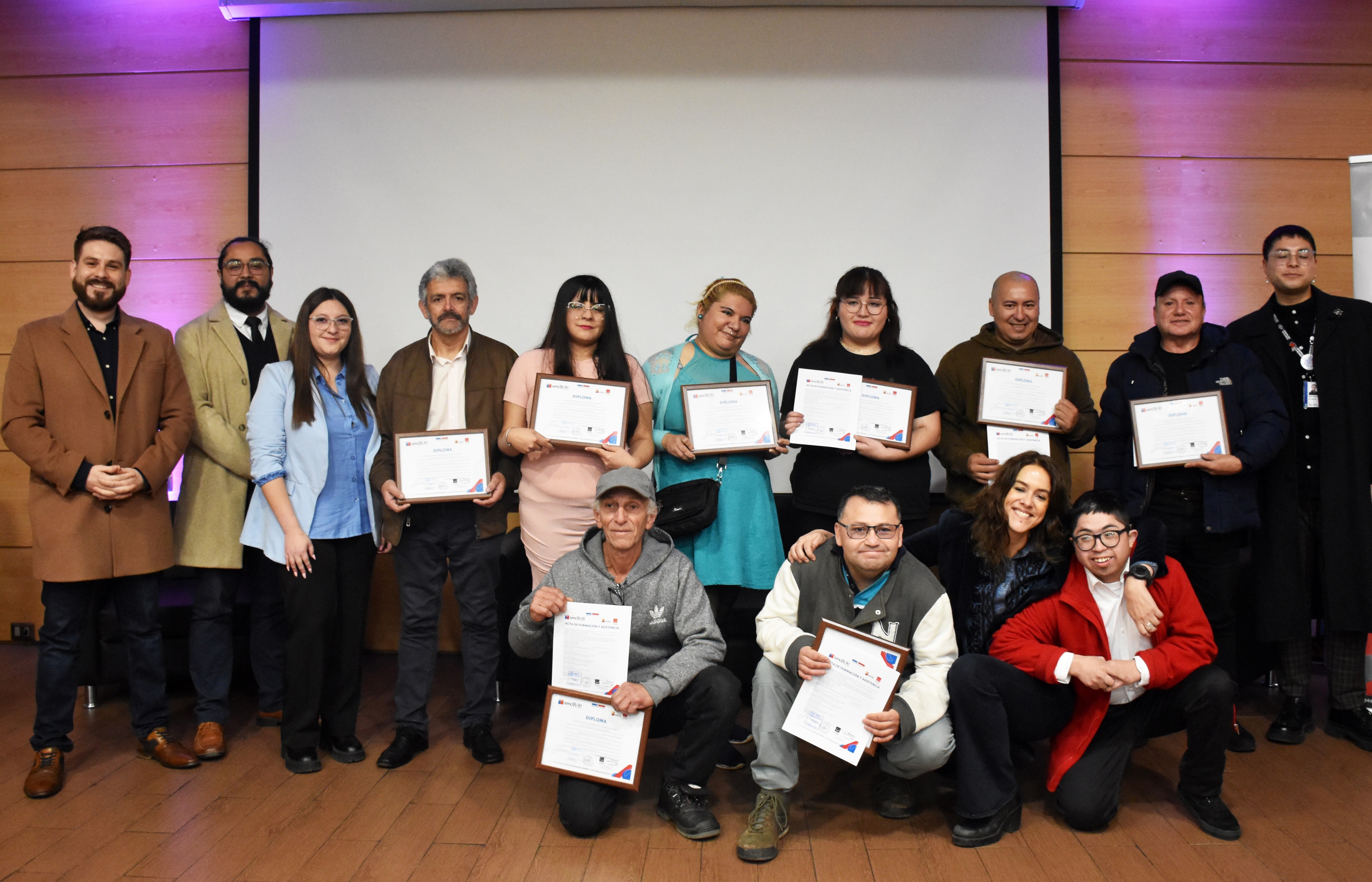 Hoy, un grupo de jóvenes de la Región de Valparaíso finaliza con éxito su proceso de capacitación en el curso “Técnicas y Operaciones de Gestión de Mercaderías en Bodega de Insumos y Materiales”, iniciativa adjudicada a través de @oticproforma y @sencechile, y ejecutada por @otecedudown
Queremos felicitar y agradecer a cada uno de los participantes por su compromiso, esfuerzo y perseverancia durante este importante proceso formativo. Asimismo, extendemos nuestro reconocimiento a sus familias, quienes han sido un apoyo fundamental en este camino.
Agradecemos también a Fundación Apys, @omil_valparaiso y a la @universidadstomas Santo Tomás de Viña, y al Instituto Profesional @aiep_oficial por su colaboración y disposición para hacer posible esta experiencia de aprendizaje e inclusión.
En Edudown continuamos trabajando con convicción para generar nuevas oportunidades para las personas en situación de discapacidad, promoviendo su inclusión laboral y favoreciendo su desarrollo personal y profesional.
¡Felicitaciones a todos por este importante logro y mucho éxito en los desafíos que vienen!