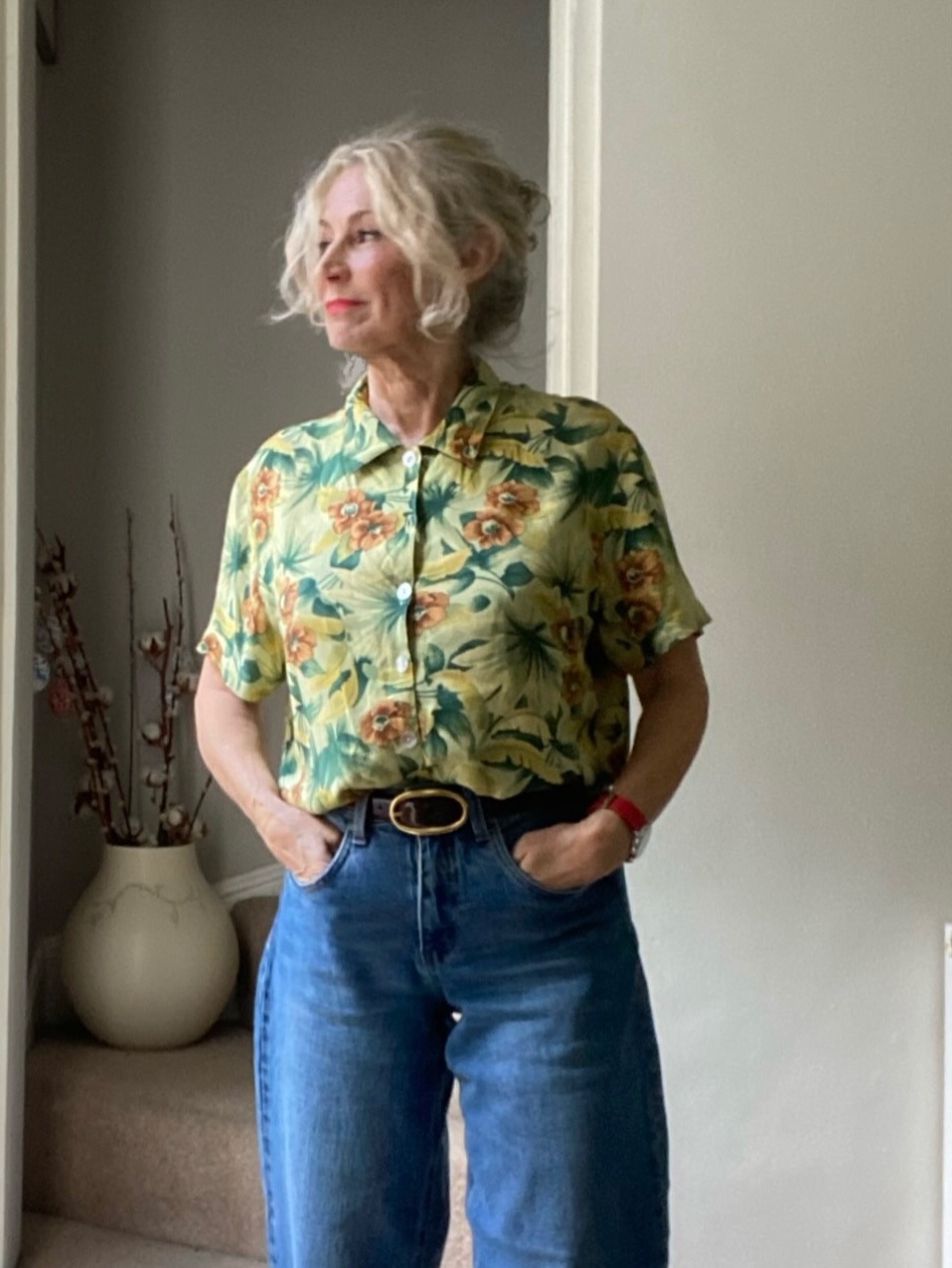 Jeans And A Nice Top Series #2
This is post-viral preloved find number two in the form of this retro Hawaiian shirt. I’ve no idea of the brand but who cares… I love it…epic floral print, mother of pearl buttons yay 🙌🏼 It’s buttoned up here and I forgot to take pics of the revere collar undone, which is equally fab giving Tony Soprano series 2 vibes. And what’s not to love about that?!
Same styling rules apply but with a totally different style vibe to the stripe French girl top on my last post. Less café au lait, more Baltimore brunch with a second double espresso 😎
Don’t you just love a good charity shop haul 🙌🏼
🌼
🌼
🌼
🌼
Shop Preloved sustainable fashion shop vintage personal style express yourself style personality rotate recycle rewear wear what you love
Floral shirt be yourself sustainable style ethical fashion casual outfit @rachesmodernlife nobody cares just have fun with it!! Xx