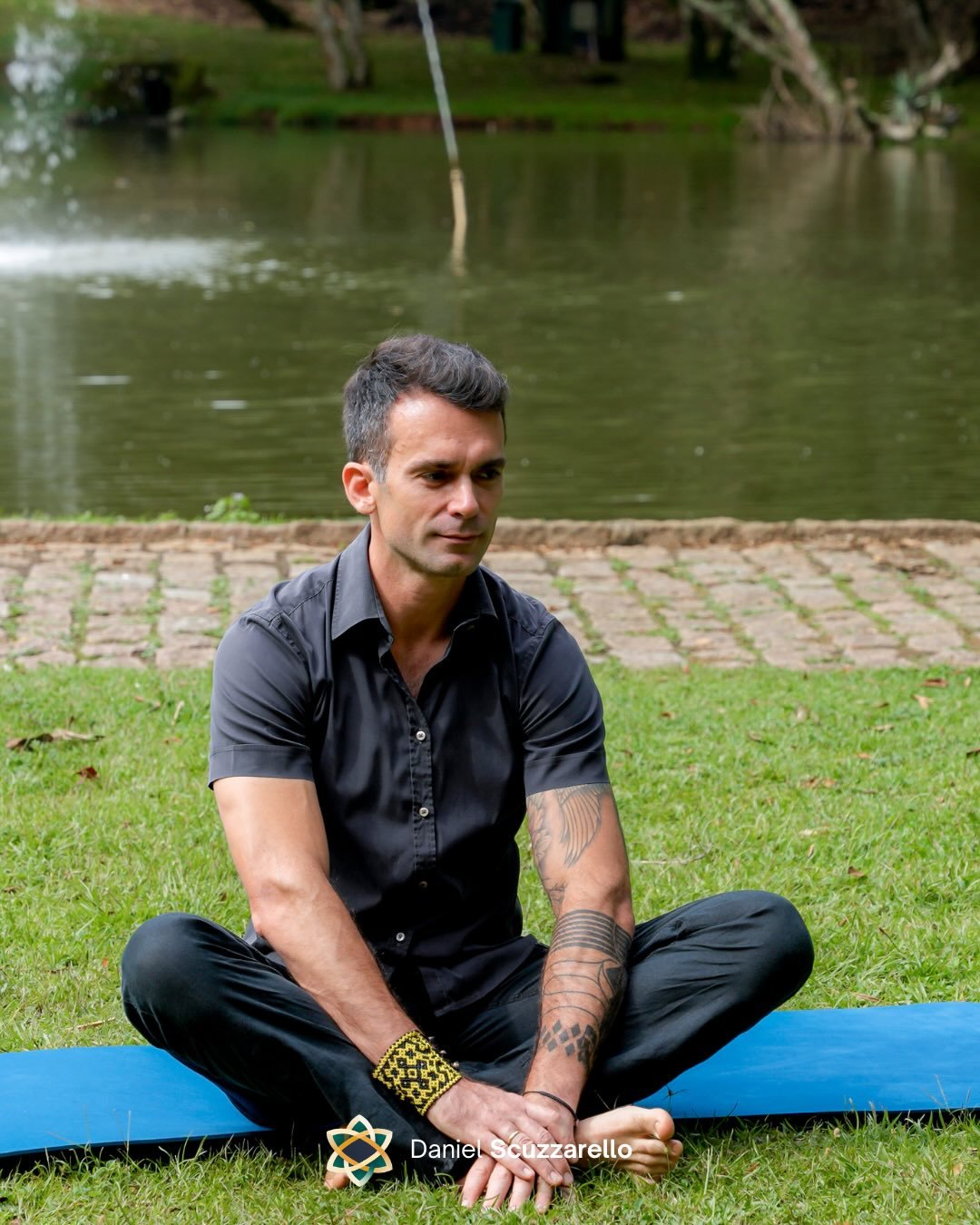 O que você tem tentado controlar que talvez precise ser compreendido de outra forma?
Existe um tipo de desgaste que acontece de forma silenciosa quando sentimos que precisamos prever todos os caminhos, evitar todos os erros e garantir que tudo saia exatamente como planejamos.
A verdade é que algumas decisões serão tomadas sem garantias. Algumas mudanças vão acontecer sem aviso. E, em muitos momentos, o melhor caminho só fica claro depois que damos o primeiro passo.
Desenvolva a confiança de que somos capazes de lidar com aquilo que não conseguimos prever!
#mindset #lider #mentoria #breathwork #quantumflow