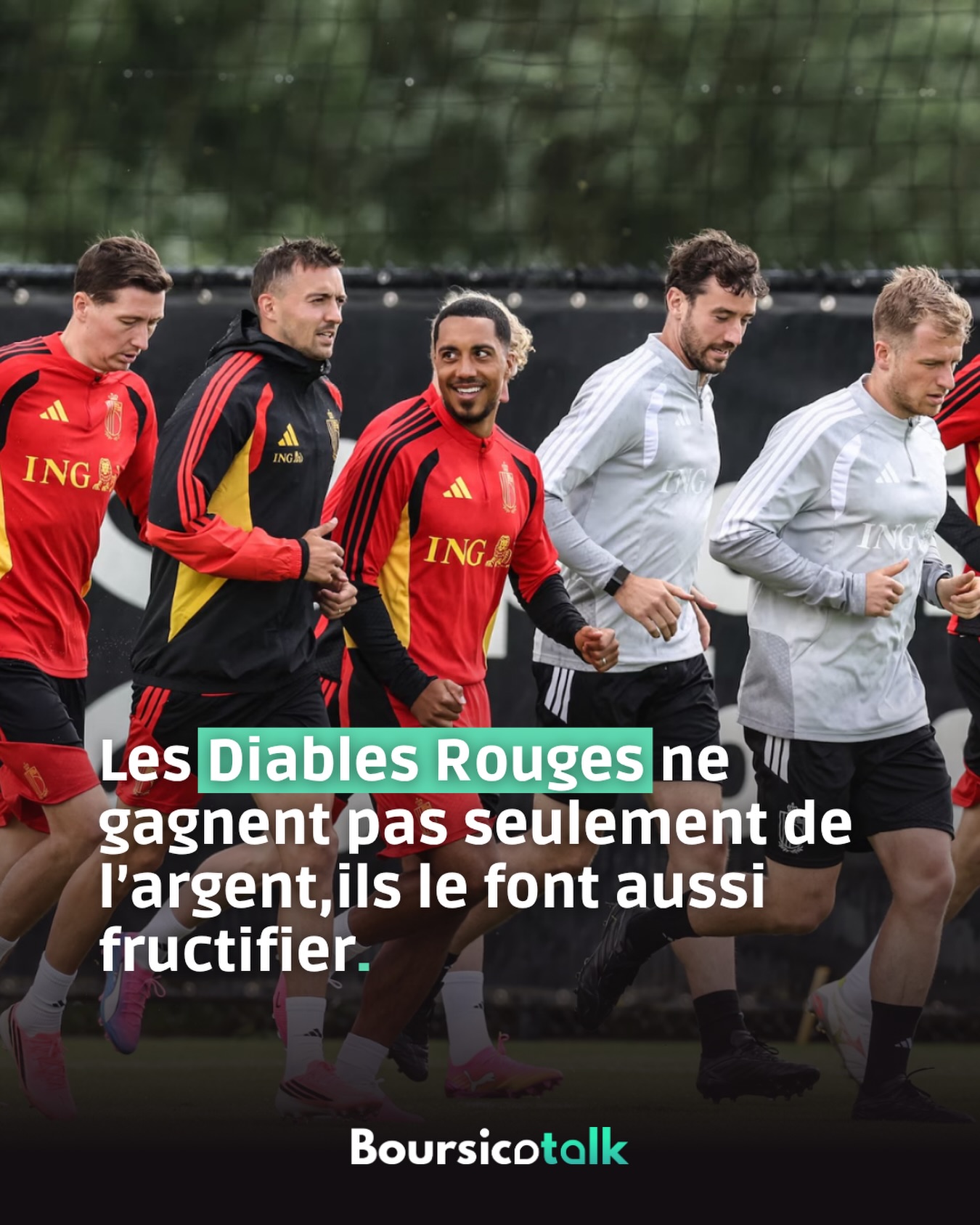Les Diables Rouges ne gagnent pas seulement de l’argent… ils le font aussi fructifier💰
Derrière les salaires impressionnants des Diables Rouges, se cache une réalité moins connue : de plus en plus de joueurs investissent activement leur patrimoine. Immobilier, entreprises, fonds d’investissement ou start-ups, la gestion de leur fortune est devenue un enjeu aussi important que leur carrière sportive.
➡️ Certains joueurs investissent massivement dans l’immobilier
➡️ Diversification vers les entreprises et start-ups
➡️ Accompagnement par des banques privées et family offices
➡️ Objectif : préparer l’après-carrière sportive
➡️ Importance croissante de la gestion patrimoniale chez les sportifs de haut niveau
Pourquoi c’est important ? Parce qu’une carrière sportive est courte, alors qu’un patrimoine doit souvent être géré pendant plusieurs décennies.
Sur le plan financier, les revenus générés par le football peuvent être considérables, mais ils restent limités dans le temps.
Les joueurs qui réussissent à préserver et développer leur capital sont généralement ceux qui adoptent rapidement une stratégie d’investissement diversifiée et disciplinée.
L’immobilier reste une valeur refuge très populaire, mais les nouvelles générations s’intéressent également davantage aux entreprises, à la technologie et au capital-investissement.
L’objectif n’est plus seulement de gagner de l’argent sur le terrain, mais de construire une véritable indépendance financière à long terme.
___
Abonne-toi à @boursicotalk pour ne rien manquer de l’actualité économique 📈