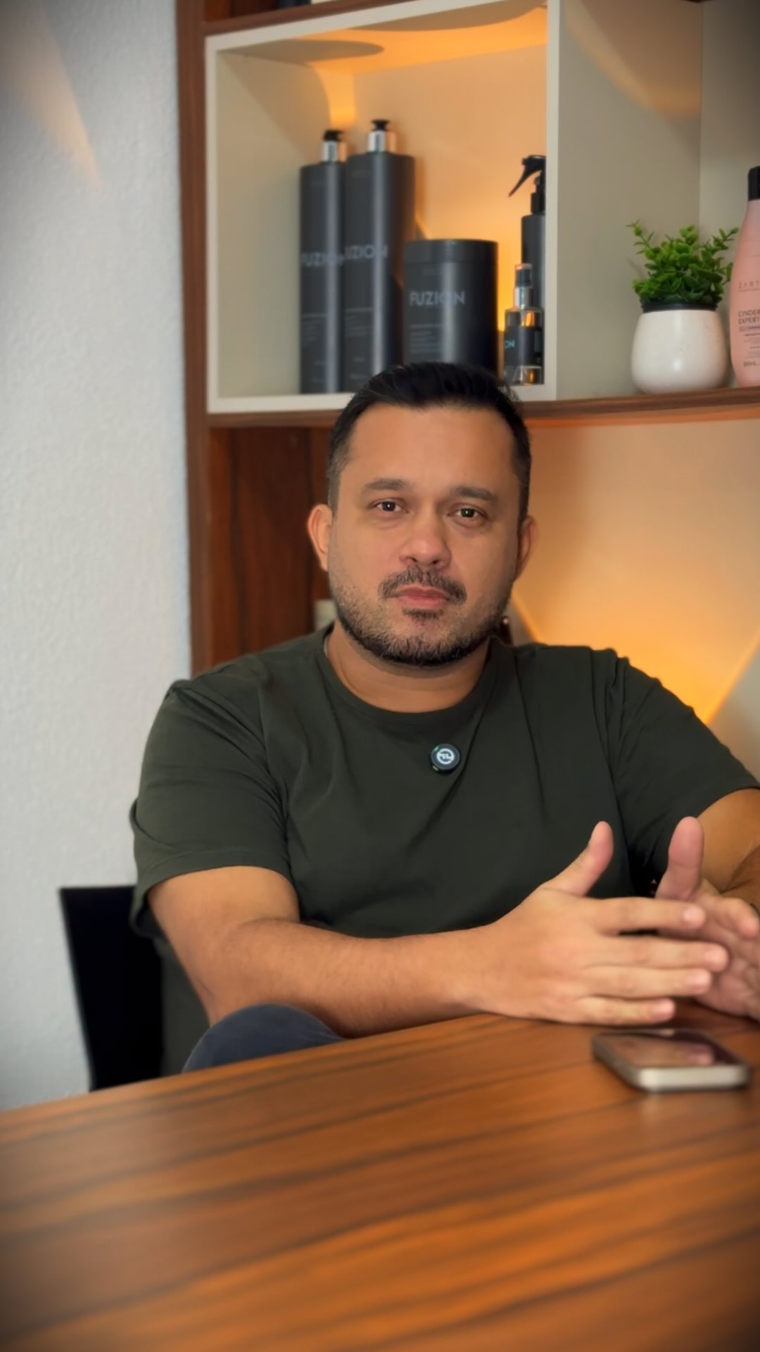 Tem pessoas que acompanham uma empresa.
E tem pessoas que ajudam a construir ela.
O Bruno conheceu a Zartte quando tudo ainda era bem menor. Viu os pedidos sendo feitos no Excel, ajudou a embalar caixas, viveu a rotina em Timóteo e acreditou na mudança para Guarapari.
Antes de ser nosso Gestor Comercial, ele já era amigo, parceiro e parte dessa história.
Hoje, olhar para tudo que foi construído até aqui também é olhar para pessoas como ele.
Pessoas que acreditaram, vieram junto e ajudaram a transformar um sonho em uma empresa presente em todo o Brasil.
Bruno, é um orgulho ter você nessa caminhada.
A Zartte cresceu.
Mas a essência continua a mesma:
Pessoas desenvolvendo pessoas.