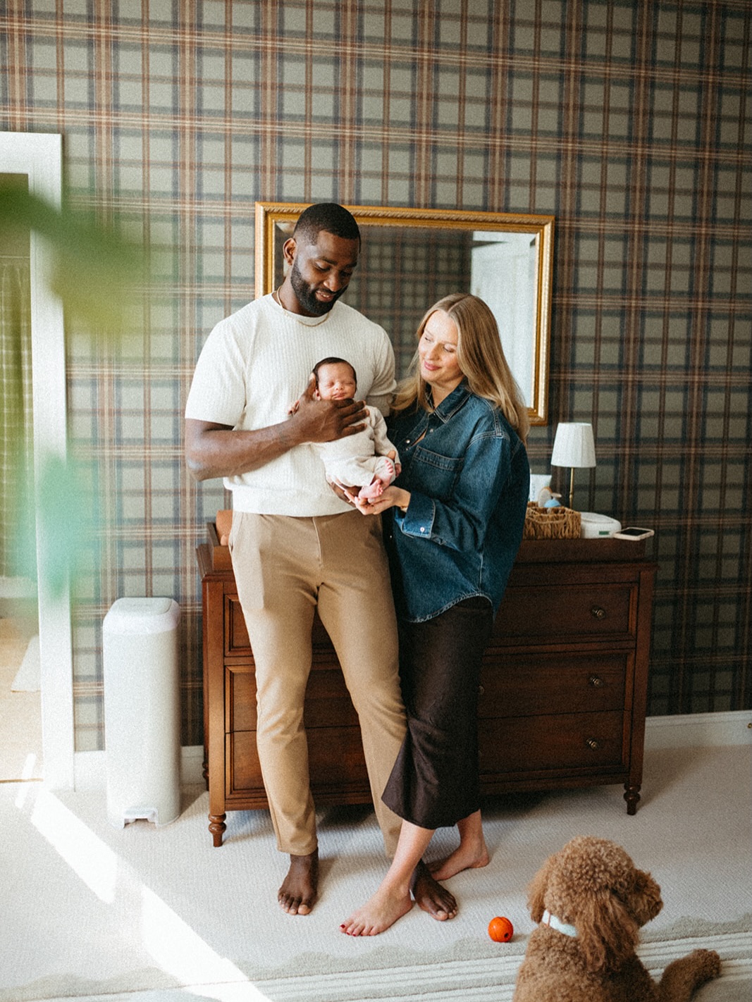 ok but this nursery?? 🏈 plaid wallpaper, a vintage crib, a Virginia pennant, AND a fluffy dog photobombing — this family did NOT come to play.
The C. family welcomed their sweet baby boy and let me into their home for the most cozy, intentional newborn session. These are the kinds of shoots I live for — real moments, real light, real love (and real doodles trying to steal the show 🐶).
If you’re expecting in the DMV and want photos that actually feel like YOU — not a generic white backdrop situation — my books are open! Drop a 🤍 below or send me a DM and let’s chat.