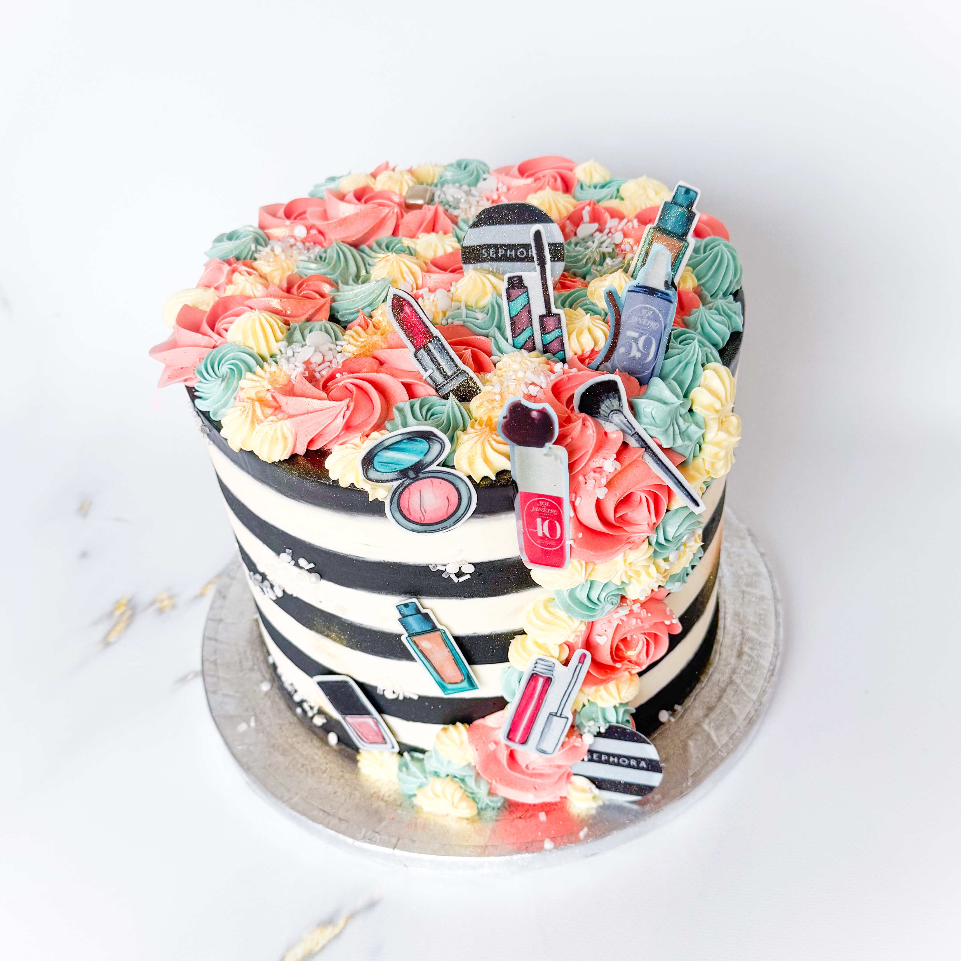 Sephora en Make-up!
.
Wat een leuke opdracht was deze taart!
De zwart-witte banden van Sephora afgewerkt met pasteltinten en allerlei illustraties van Make-up!
.
De droom van elke tiener😉!
.
.
#glutenvrijetaart #glutenfreecake #cakemehappyglutenfree #glutenvrijhendrikidoambacht #lovetobakeyouhappy