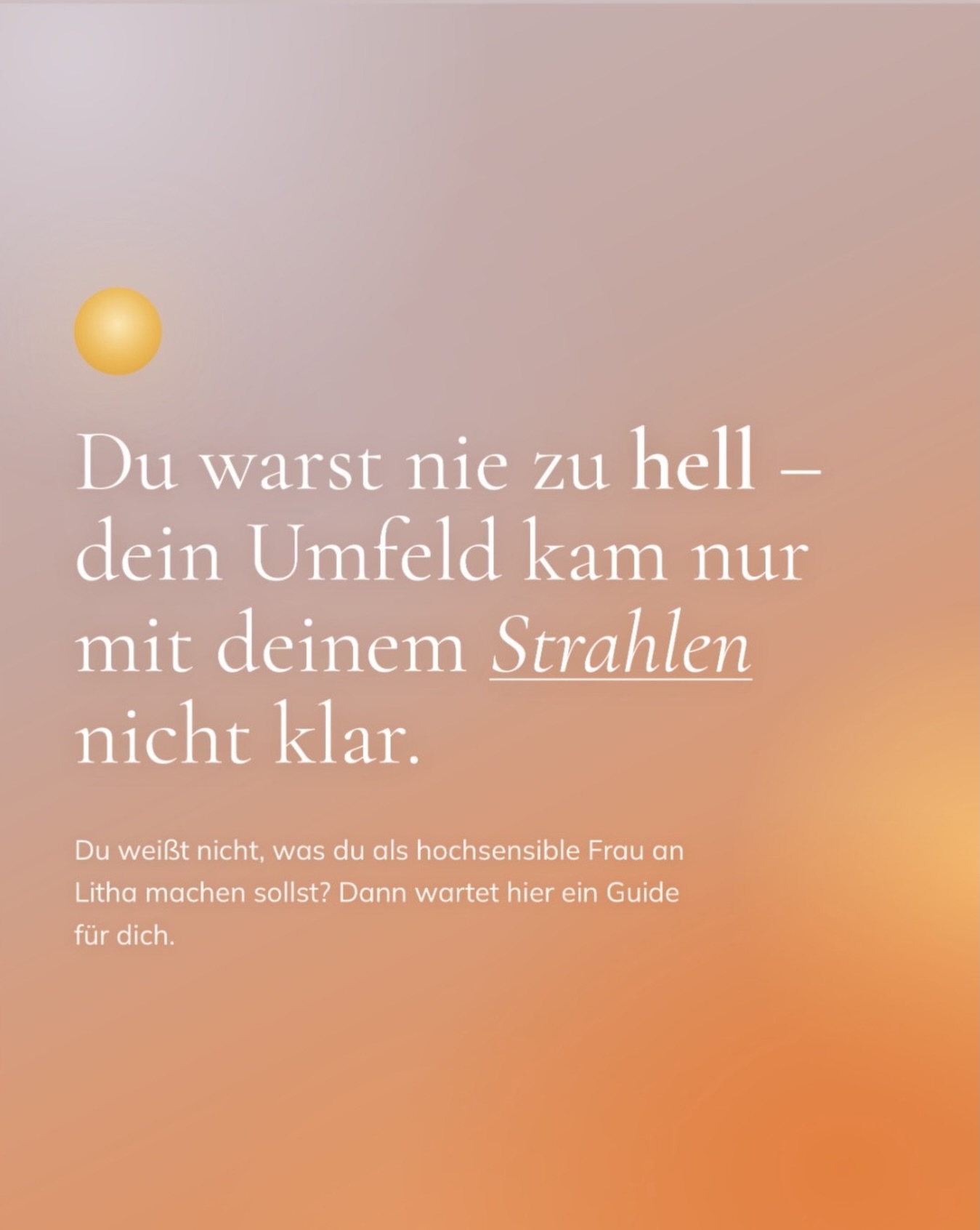 Und plötzlich ist er da. Der längste Tag des Jahres.🌸💕🍯🧚😍
Haben wir nicht erst zusammen die Wintersonnenwende gefeiert?
Gestern durfte ich in einem wunderschönen Frauenkreis wieder spüren, wie sich das anfühlt: Frauen, die zusammenkommen und die Energie von Litha feiern.
Litha erinnert mich jedes Jahr an die Fülle, die längst überall da ist.
Wie oft sagen wir „das brauch ich noch“, „das will ich“, „das hätte ich gern“ – und vergessen dabei das, was wir schon lange haben. Die Sonne steht ganz oben. ☀️🌞Sie strahlt in voller Größe und entschuldigt sich bei niemandem dafür.
Und ich denke dann an das kleine Mädchen, dem irgendwann beigebracht wurde, sein Licht lieber etwas leiser zu drehen. Weil es „zu viel“ war. Zu hell. Zu intensiv.
Dabei warst du nie zu hell. Dein Umfeld kam nur mit deinem Strahlen nicht klar.
So oft denken wir als hochsensible Frau, wir müssten erst heilen. Erst noch ein Tool, erst noch ein Kurs, erst noch dieses eine Stück Arbeit – und dann dürfen wir leuchten. Dabei haben wir unser Strahlen nie verloren. Es wurde nur leiser gedreht. Es ist immer noch da, ganz und vollständig.
Morgen feiere ich nochmal – ganz für uns, mit meiner wundervollen Freundin. Wir malen, wir flechten Blumenkränze, es gibt leckeres Mittsommer-Essen. Kein großes Programm. Einfach Fülle, die jetzt schon da sein darf.
Und genau deshalb wünsche ich mir, dass du als hochsensible Frau dieses Wochenende auch feierst. Nicht, weil du etwas leisten musst. Sondern weil dein feines System diese Momente braucht, in denen du dein Licht nicht dimmst, sondern es einfach scheinen lässt.
Damit du nicht ratlos vor dem Wochenende sitzt, hab ich dir einen kleinen Guide geschrieben – wie du Litha als hochsensible Frau für dich feiern kannst. Ganz sanft, ganz für dich. 😍🧚🍯💕🌸
Kommentier mir einfach LITHA, dann schick ich ihn dir direkt in dein Postfach. 💛