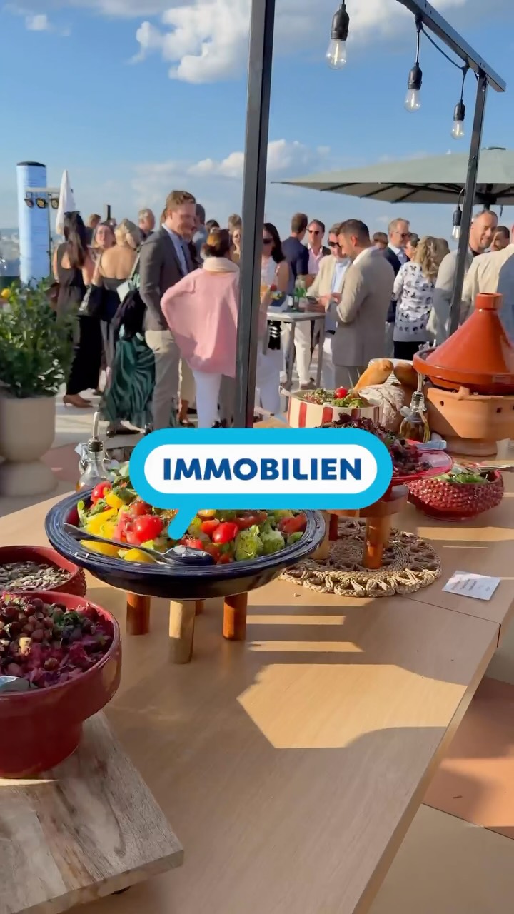 Ein lauer Sommerabend bei @hansiamdach : Die Immobilien-Abteilung von @willhaben feiert mit guter Stimmung, erfrischenden Drinks, kulinarischen Highlights und einzigartigen Summer Vibes. ☀️✨🍸🌇