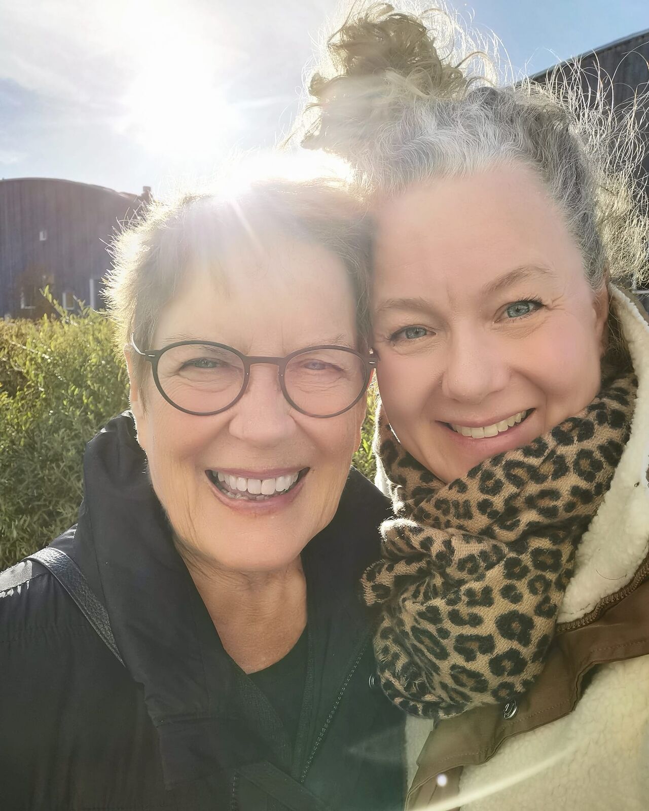 Det finns människor som formar en som yrkesperson.
För mig är Kicki en sådan person.
Jag kan tänka på det ibland. Hur hade mitt yrkesliv sett ut om jag inte hade träffat Kicki? Kanske även mitt liv.
Vi träffades för drygt 20 år sedan när jag var relativt ny som fysioterapeut och helt ny inom barnområdet.
Tänk vilken lyckoträff!
Det var inte bara att jag fick jobba tillsammans med någon som hade en enorm kunskap om barns motoriska utveckling och tidig intervention, hon delade också generöst med sig av den.
Vi har diskuterat patienter, resonerat kring bedömningar, funderat över behandlingar och nya forskningsrön. Och varje gång lärde jag mig något nytt eller det blev tydligare för mig vad jag gjorde och varför jag gjorde det. Varför vissa saker hade effekt och andra inte. Vi har varit sjukt nördiga 😊
När jag ser tillbaka på min egen utveckling inser jag att mycket av det jag kan idag inte kommer från kurser eller böcker.
Det kommer från samtal med kollegor.
Från att få ställa frågor.
Från att få tänka högt.
Från att få ta del av andras erfarenheter.
Jag är övertygad om att vi utvecklas snabbare tillsammans än var och en för sig. För ibland behöver vi alla någon att bolla med.
Kine 🌱
PS. Om du saknar någon att diskutera och bolla med är ansökan till handledningsprogrammet fortfarande öppen. Länk i bio.