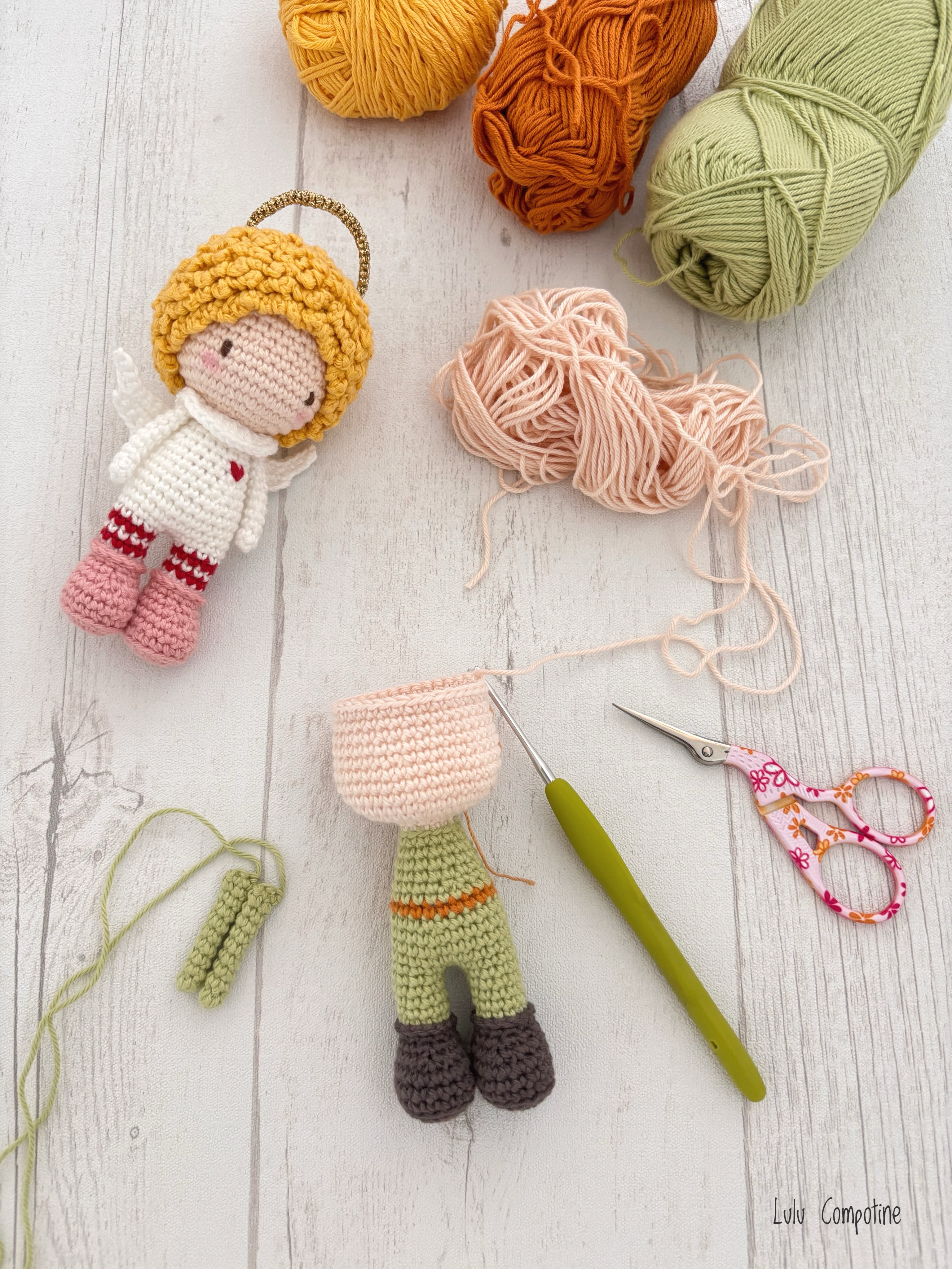 Après le petit cupidon, celui qui me trottait dans la tête… J’imagine que vous avez deviné son identité ?
Après-midi dans la pénombre (chaleur oblige) pour vous préparer son tuto ainsi que celui de son petit compagnon tout mimi ! Suite au prochain chapitre…
#encours #poupée #crochetaddicted #crochetdolls #lulucompotine