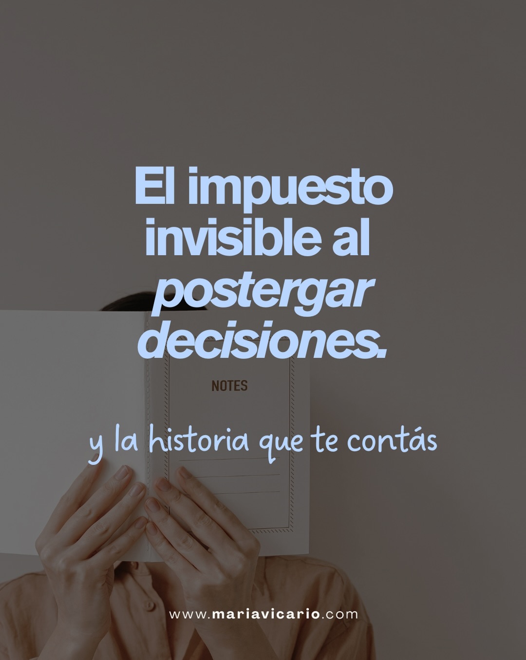 La postergación puede aparecer como prudencia o como autoexigencia.
No sucede solo en el momento en que decidís postergar.
Es una carga que llevás todo el día. Drena la energía vital. No cumplirte baja la confianza porque aumenta la culpa, una de las emociones de más baja vibración.
Cuando alguien llega a consulta para dejar de procrastinar, si buscamos cambiar la conducta
desde el Hacer: el fracaso está asegurado.
desde la Motivación: el pico de energía tiene los días contados.
La solución es ir a la identidad que aprendió que postergarse la mantiene en un lugar seguro y aporta un beneficio que a la larga, se convierte en impuesto por querer, soñar, desear algo diferente.
Si te resuena y estás cansada de “pagar de más” por querer VIVIR MEJOR, escribime y vemos que sesión es ideal para vos.
Con amor, poder y Consciencia
Maria Vicario
Creadora del Método REPRO
Reprogramación en 4 niveles: mental, emocional, somática y sistémica.