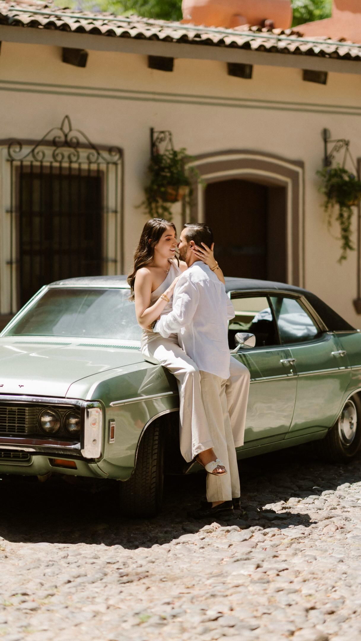 🚨 Casi nos multan por estas fotos en San Miguel de Allende…
Jejeje 🤭
Si conoces San Miguel de Allende, sabes que muchas de sus calles son estrechas y que realizar una sesión de pareja con un automóvil clásico puede convertirse en todo un reto. Para lograr estas fotografías tuvimos que encontrar un espacio donde pudiéramos trabajar con seguridad y tener algunos minutos para realizar las maniobras necesarias.
Y sinceramente, valió la pena.
Las fotos de Fabiola y Dan quedaron increíbles y reflejan exactamente lo que buscamos en una sesión de fotografía de bodas: imágenes auténticas, elegantes y llenas de emoción.
Además de mostrarles el resultado final, quiero compartirles un poco más del detrás de cámaras, la dirección de parejas y todo el proceso creativo que existe detrás de una boda en San Miguel de Allende. Muchas veces las mejores fotografías nacen de resolver situaciones inesperadas y encontrar oportunidades donde otros sólo ven obstáculos.
Si les gusta este tipo de contenido donde comparto cómo trabajo como fotógrafo de bodas en México y cómo dirijo a mis parejas durante una sesión, déjenme un comentario y seguiré mostrando más de este proceso.
📍 San Miguel de Allende, Guanajuato.
#FotografoDeBodas #WeddingPhotography #SanMiguelDeAllendeWedding #DestinationWeddingPhotographer