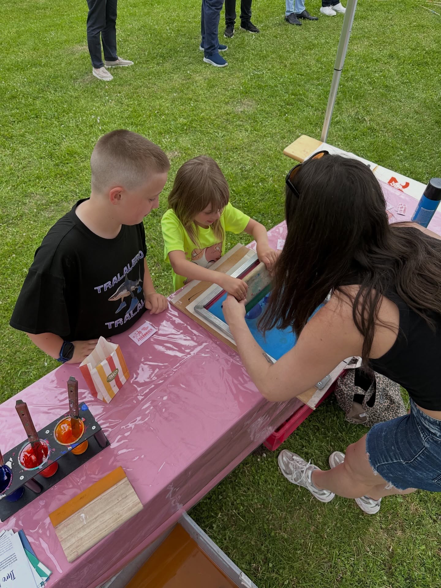 Die Open Air Siebdruck Saison ist schon seit letzter Woche eröffnet und wir lieben es! Heute durften wir das Mieterfest und das 20 Jährige Jubiläum von @jenawohnen Blankenhain mit unserem Stand begleiten und gemeinsam mit den Gästen bei bestem Wetter Baumwolltaschen mit dem Jubiläums-Design verschönern. Leckeres Essen und heitere Musik haben das Ganze perfekt abgerundet. 🧡🩷💜
Wir freuen uns auf viele weitere schöne Momente mit guter Laune, bunten Farben und unter freiem Himmel !
|
#blankenhain #jenaerleben #kreativevent #workshop #siebdruck